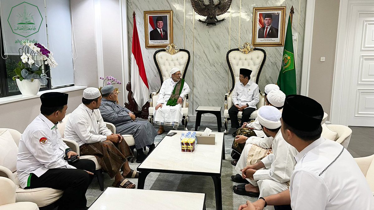AhgaffOfficial's tweet photo. وزير الشؤون الدينية في إندونيسيا يستقبل رئيس جامعة الأحقاف ويشيد بمخرجات الجامعة

رابط الخبر على موقع الجامعة : 
https://t.co/AofEQhruHH

#تعليم_مجاني #جامعة_الاحقاف #الاحقاف #جامعة #اليمن #جامعات_يمنية #حضرموت #المكلا #تريم #اندونيسيا #ماليزيا #زنجبار #الصومال https://t.co/heuZDXUORD
