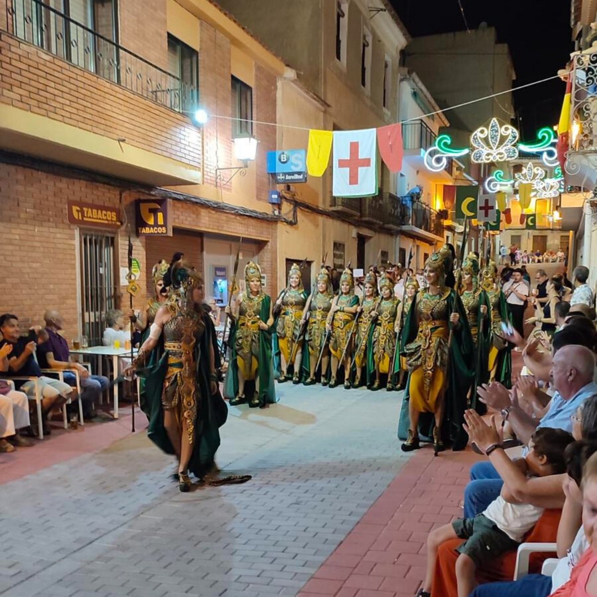 🎉⚔️ Este fin de semana, #Aigües celebra sus días grandes de Moros y Cristianos. La tradición y la fiesta llenan las calles de esta encantadora localidad de la #CostaBlanca. El momento más esperado: sábado 23, Gran Entrada Oficial de los Bandos Moro y Cristiano 👳‍♀🛡⚔.