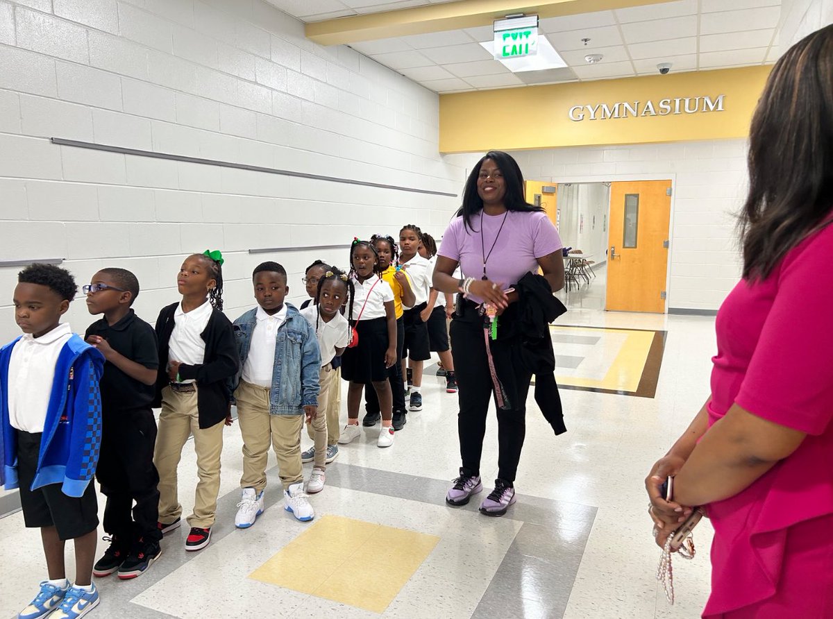 TonyFoy4's tweet image. We were thrilled to welcome @SCCPSS Superintendent, @sdenisewatts to the “Land of Purple and Gold Sunshine” to greet our best and brightest on their first day back! She even got the opportunity to walk the purple carpet! 💜💛 #ThisWillBeAnAmazingYear #STEMPossible…