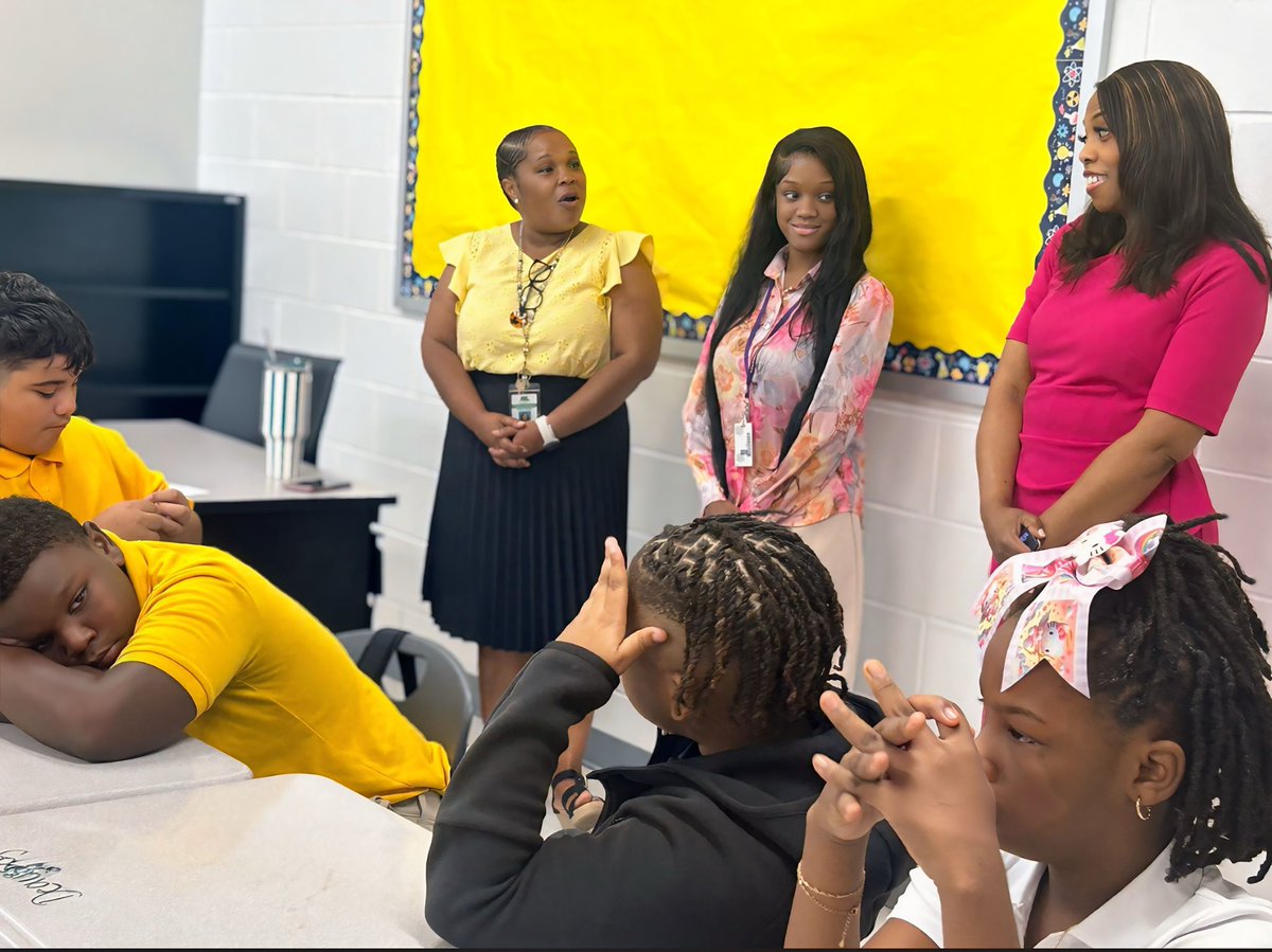 TonyFoy4's tweet image. We were thrilled to welcome @SCCPSS Superintendent, @sdenisewatts to the “Land of Purple and Gold Sunshine” to greet our best and brightest on their first day back! She even got the opportunity to walk the purple carpet! 💜💛 #ThisWillBeAnAmazingYear #STEMPossible…