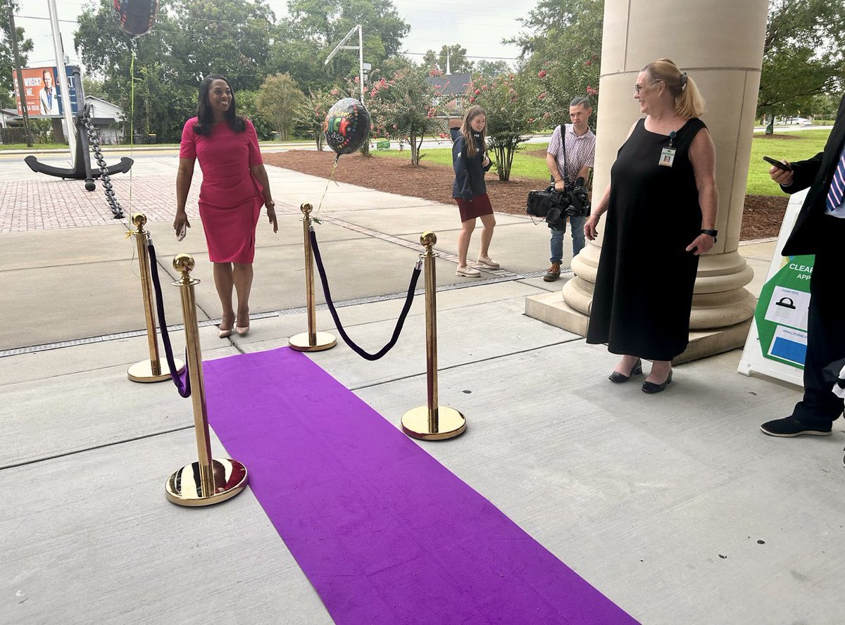 TonyFoy4's tweet image. We were thrilled to welcome @SCCPSS Superintendent, @sdenisewatts to the “Land of Purple and Gold Sunshine” to greet our best and brightest on their first day back! She even got the opportunity to walk the purple carpet! 💜💛 #ThisWillBeAnAmazingYear #STEMPossible…
