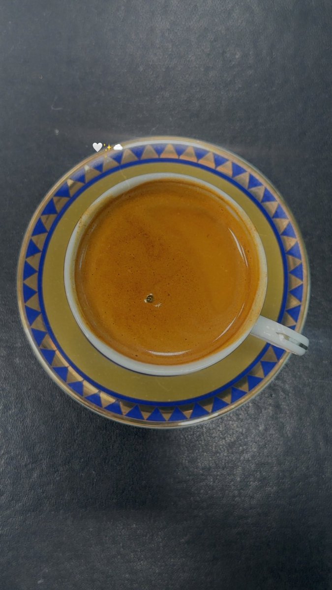 في كل رشفة سؤال في كل قطرة حيرة،القهوة لا تُهدئ العقل، بل توقظه إنها جلسة صلح مع الفوضى، وتفاوض غير معلن بين المنطق والشعور يشربها الحائرون، لا ليجدوا جوابًا بل لأنهم يُحبّون السؤال.