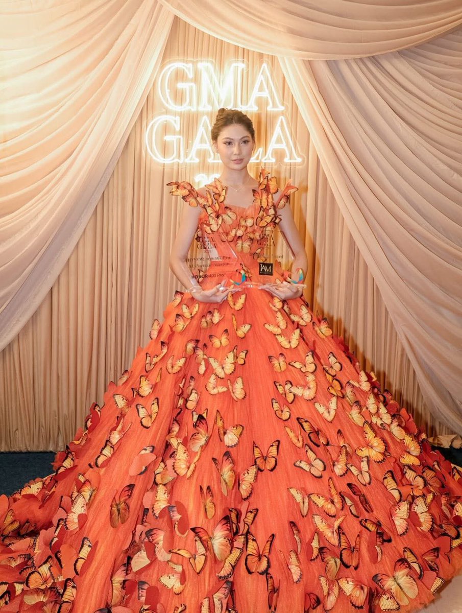 Lighting up the evening with star power, Charlie Fleming is crowned <a href="/HONORPHL/">HONOR Philippines</a>’s HONOR 400 PRO 5G Star of the Night at the #GMAGala2025 🤳🏻

#CharlieFleming