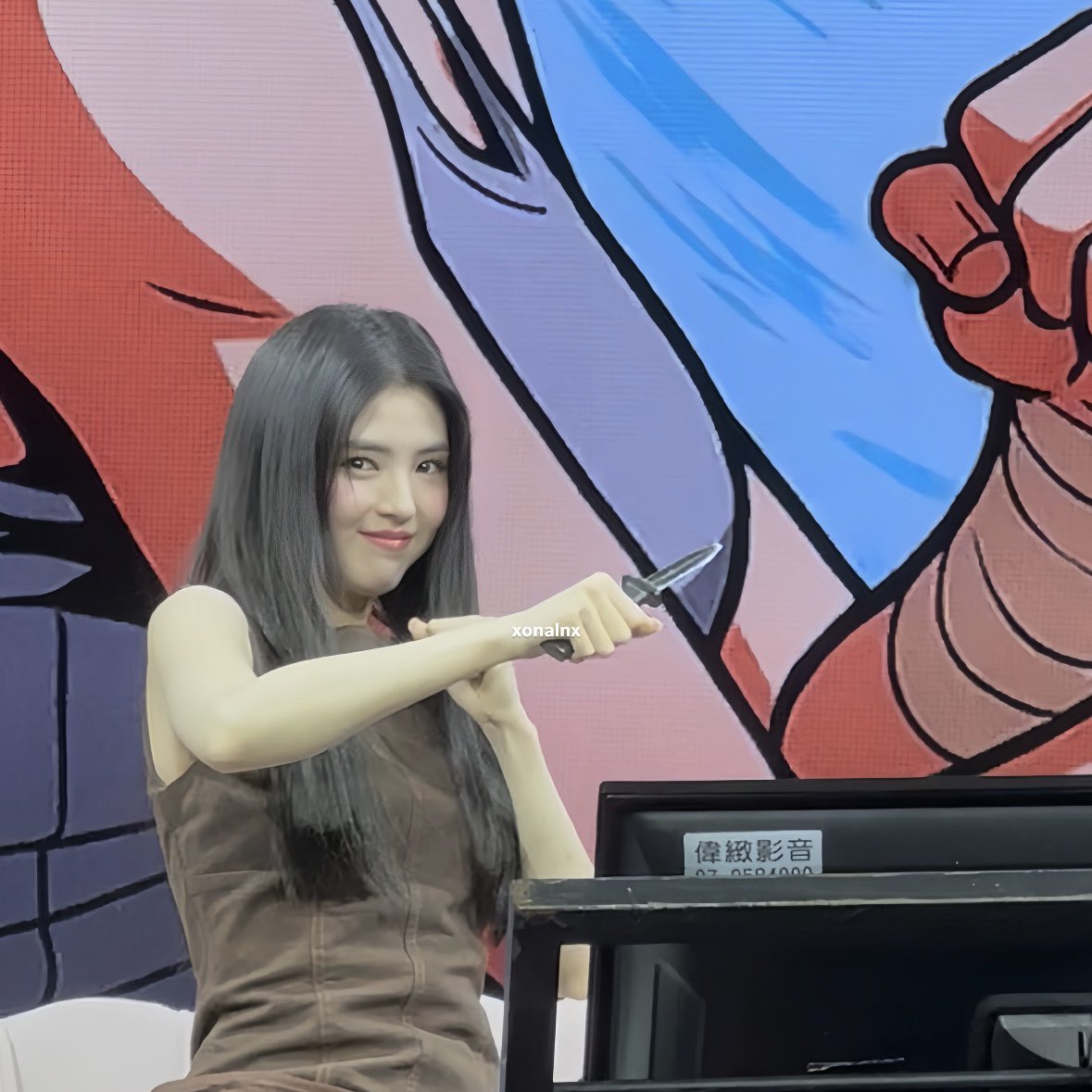 xonalnx's tweet photo. 250802 - 한소희 대만🇹🇼팬미팅
팬아트 코너💟
매번 스태프가 소품을 건네줄 때마다 소희 언니가 깜짝 놀라는 모습이 너무 귀여웠어🥹

#한소희 #HANSOHEE  #ハンソヒ #韓韶禧 https://t.co/i8snspD1kS