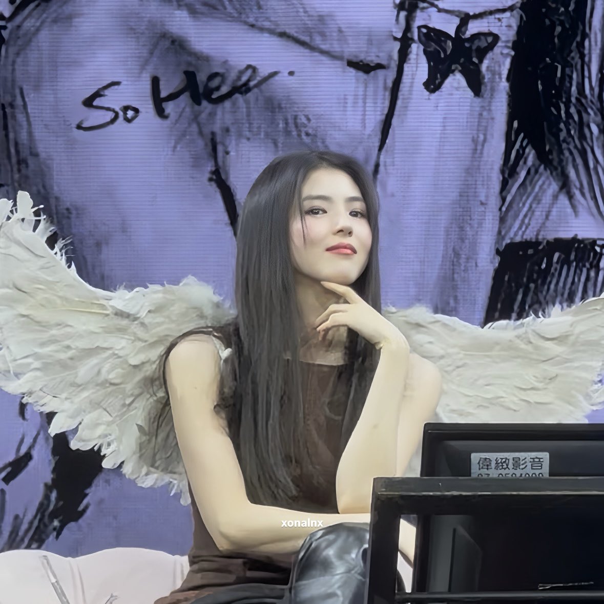 xonalnx's tweet photo. 250802 - 한소희 대만🇹🇼팬미팅
팬아트 코너💟
매번 스태프가 소품을 건네줄 때마다 소희 언니가 깜짝 놀라는 모습이 너무 귀여웠어🥹

#한소희 #HANSOHEE  #ハンソヒ #韓韶禧 https://t.co/i8snspD1kS