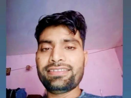 बेटी ने मां का अश्लील वीडियो देखा और फिर शुरू हुआ खतरनाक खेल

हरियाणा के गुरुग्राम में गारमेंट एक्सपोर्ट कंपनी के कांट्रेक्टर विक्रम की हत्या उसके अपने दोस्त रविन्द्र ने कर दी क्योंकि विक्रम की पत्नी से  रविन्द्र का अवैध संबंध था।

रविंद्र और मां का अश्लील वीडियो बेटी ने जब देखा
