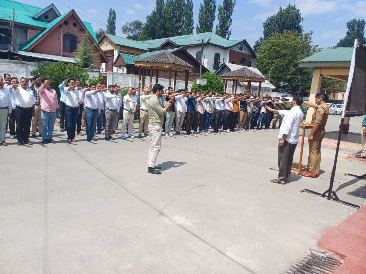 AnantnagPolice's tweet image. 🛡️ Anantnag Police observed "Day of Resolution for Freedom from Corruption" across the district today.
SP Hqrs Anantnag led the pledge ceremony at DPO lawns, reaffirming commitment to integrity &amp;amp; transparency.
#CorruptionFreeIndia #AnantnagPolice #IntegrityMatters