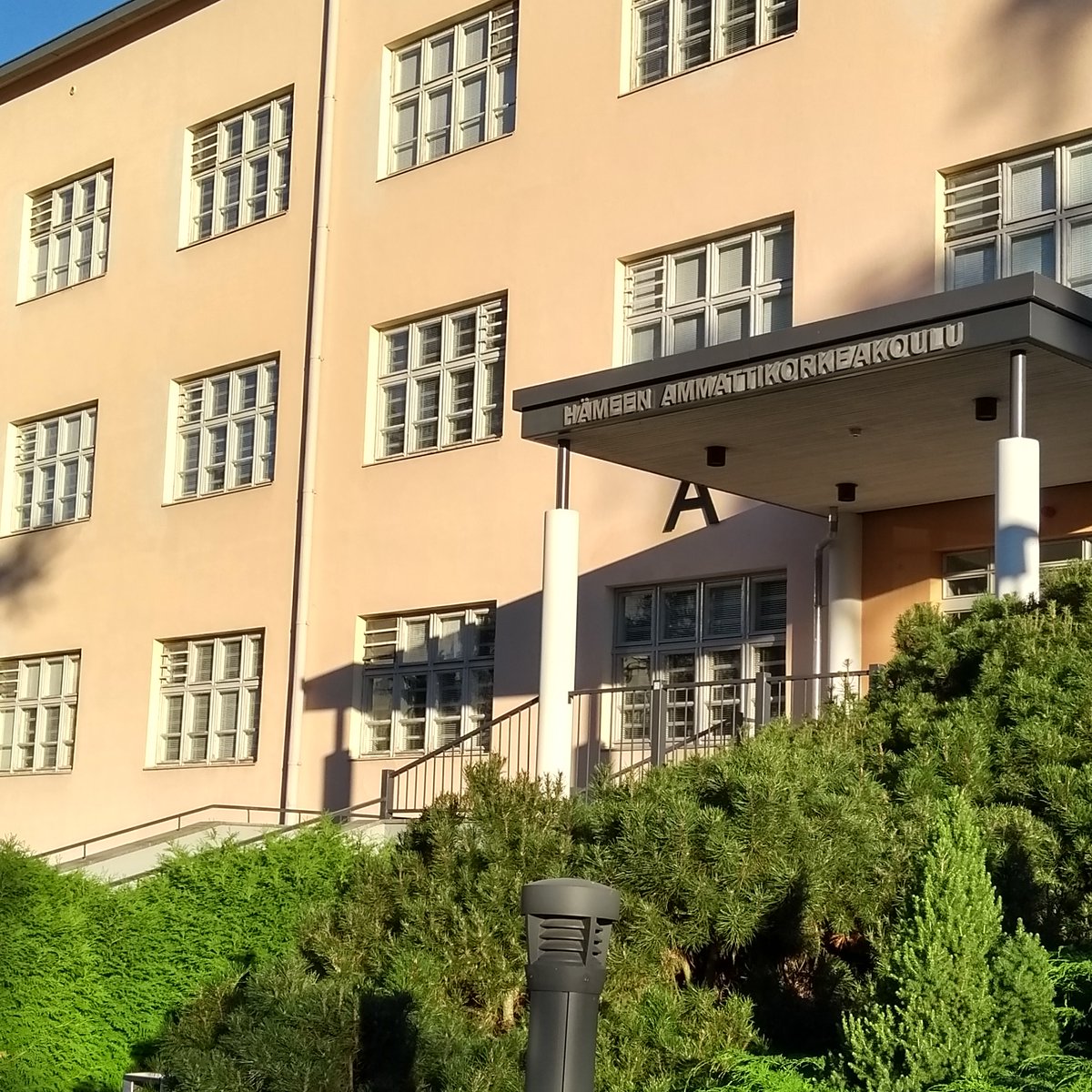 Huomenta. Kahvia ja uutisvirtaa. Niin on moottoritie kuuma, ja reitti vie kotikampuksen asemesta henkilöstöpäiville Ikaalisiin. Suotuisaa keskiviikkoa.