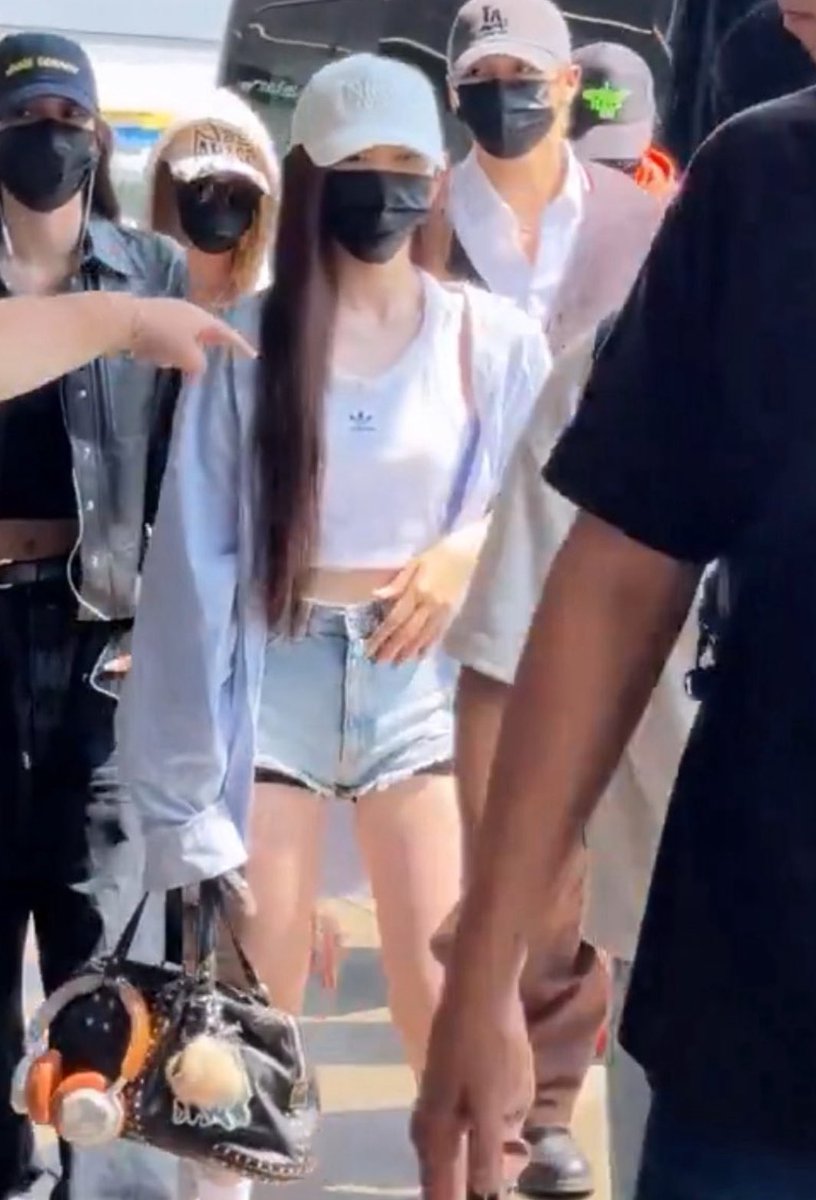 forwooseo's tweet photo. wooseo sharing headphones (or team headphones) https://t.co/30x0Gk7ppj