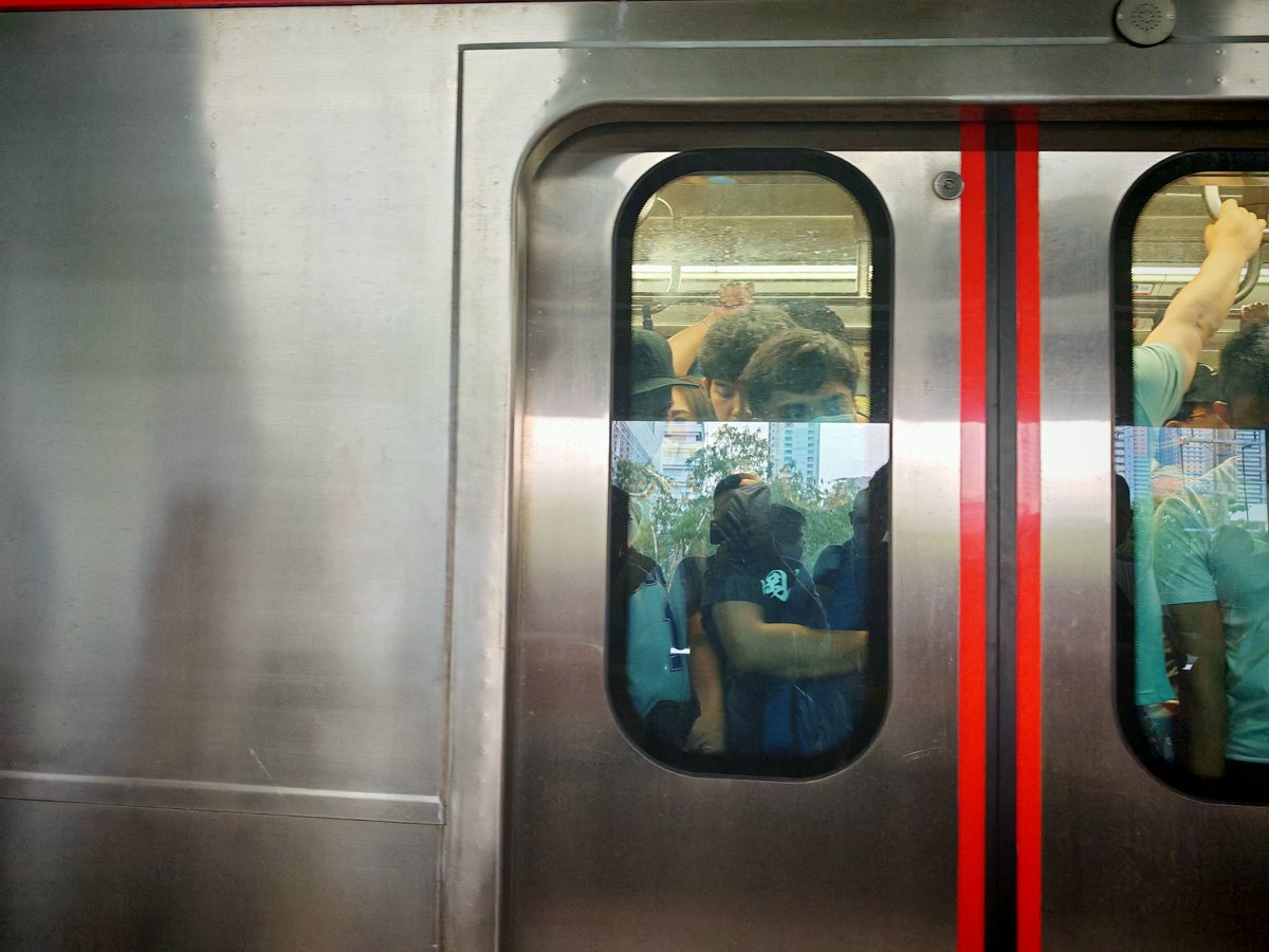 jcdepedro's tweet photo. @officialLRT1 @DOTrPH Dumating ung train punong puno. Wala halos nakasakay. Walang nabawas sa pasahero sa UN station

Btw last train left 1709H and the next arrived 1719H https://t.co/JKsH6IJXjd