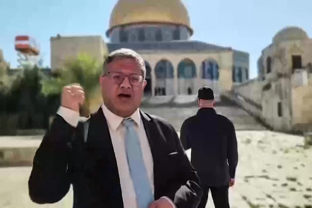 alrougui's tweet photo. "من المسجد الأقصى.. وامعتصماه"

افتتاحية الصحافي السعودي خالد المالك 
رئيس تحرير صحيفة الجزيرة السعودية :
ليست المرة الأولى، ولن تكون الأخيرة أن يقوم المجرم (بن غفير) وزير الأمن القومي الإسرائيلي باستباحة المسجد الأقصى، وتدنيسه بحماية من الأمن الإسرائيلي في استفزاز لمشاعر المسلمين، وأن يطلق لسانه القذر بالدعوة إلى طرد الفلسطينيين من قطاع غزة، وإعادة إسرائيل إلى احتلاله، متجاوباً مع وزير آخر طالب بإلقاء قنبلة على قطاع غزة لمسحه ومن فيه من الوجود.
* *
لقد انتهك هذا الإرهابي حرمة المسجد الأقصى، وأساء إلى قدسيته، وتصرف بما يُجرَّم عليه، ويُحاسب عنه، ولكن أنَّى أن يحدث هذا والولايات المتحدة الأمريكية لا يصدر عنها ما يُنكر عليه فعله، ودول العالم، وتحديداً الدول الأعضاء الدائمين في مجلس الأمن تلتزم الصمت؟
إن عملاً مشيناً كهذا، لا يحترم الديانة الإسلامية، ويسيء إلى ثالث الحرمين الشريفين، وفي تصرف كريه من إرهابي قاتل، إن لم يُؤخذ على يديه، ويُقتاد إلى العدالة، ويُعامل كرجل غير سوي، لحماية الناس من شره، والمقدسات وحرمتها من تدنيسها، فهي شهادة على نفاق العالم، ومشاركته في هذه الجريمة التي تتكرر.

* *

وأمريكا التي تعاقب نفراً من أفراد السلطة الفلسطينية، وهي تعرف أنهم ضد حركة حماس، وضد أحداث السابع من أكتوبر، وأنها لا تقوم بأي رد فعل أمام مجازر إسرائيل في غزة، وتُطالب حماس بتسليم سلاحها، ولا تبدي أي مقاومة للاحتلال، فإنها في المقابل لا تُعاقب أعضاء في حكومة إسرائيل، وبينهم وزير الأمن القومي، بما يؤكد غياب للعدالة لديها.

* *

وليس هناك من يماثل وزير الأمن القومي في إسرائيل سوى وزير المالية في هذه الحكومة المجرمة، فقد رد على قرارات مؤتمر حل الدولتين، واعتراف دول جديدة بالدولة الفلسطينية، وبينها بريطانيا وكندا والبرتغال إلى جانب فرنسا بالاحتفال بإقامة مستوطنة إسرائيلية جديدة بالضفة الغربية، ولا من عقوبات أمريكية.
* *

تدنيس المسجد الأقصى والاعتداء على المصلين فيه، وإطلاق الشعارات المعادية للفلسطينيين من باحاته من وزير في حكومة العدو، تقابله أمريكا بالصمت، ودون عقاب، واستمرار الاحتلال بإقامة البؤر الاستيطانية في الضفة الغربية، تمهيداً لاحتلالها، لا ترى أمريكا أنه يستحق الرد منها، فيما هي تتبع أي كلام من أي مسؤول في السلطة وتعاقبه إذا كان كلامه يُغضب المحتل الإسرائيلي.

* *

أكثر من مليار مسلم في عدد من الدول الإسلامية وغير الإسلامية لا يصدر منها فيما عدا قليل من الدول استنكاراً لهذا الفعل المشين الذي يمس مكانة المسجد الأقصى وحرمته من عبث بن غفير واستفزازه لمشاعر المسلمين في مختلف أنحاء العالم، وليس المسلمين في فلسطين المحتلة فقط.

* *

أما مجلس الأمن، وما أدراك ما مجلس الأمن، فقد قوَّض (الفيتو) الأمريكي سلطته ومهابته وقدرته على ضبط السلم في العالم، ولا يُرجى منه كثيراً في منع الاحتلال من التطاول على مكانة المسجد الأقصى، فضلاً عن إيقاف سيل الدماء بين الفلسطينيين في قطاع غزة التي تجري يومياً أمام أنظار العالم، وهو ما أعطى الفرصة لتمادي الإسرائيليين في مثل هذه الأعمال المشينة، والتصرف بعدوانية لثقتهم بالأمان من أي عقاب، ما بقيت أمريكا تحميهم، وتدافع عنهم، وترفض المساس بهم.

- خالد المالك رئيس تحرير صحيفة الجزيرة السعودية 
5 اغسطس 2025