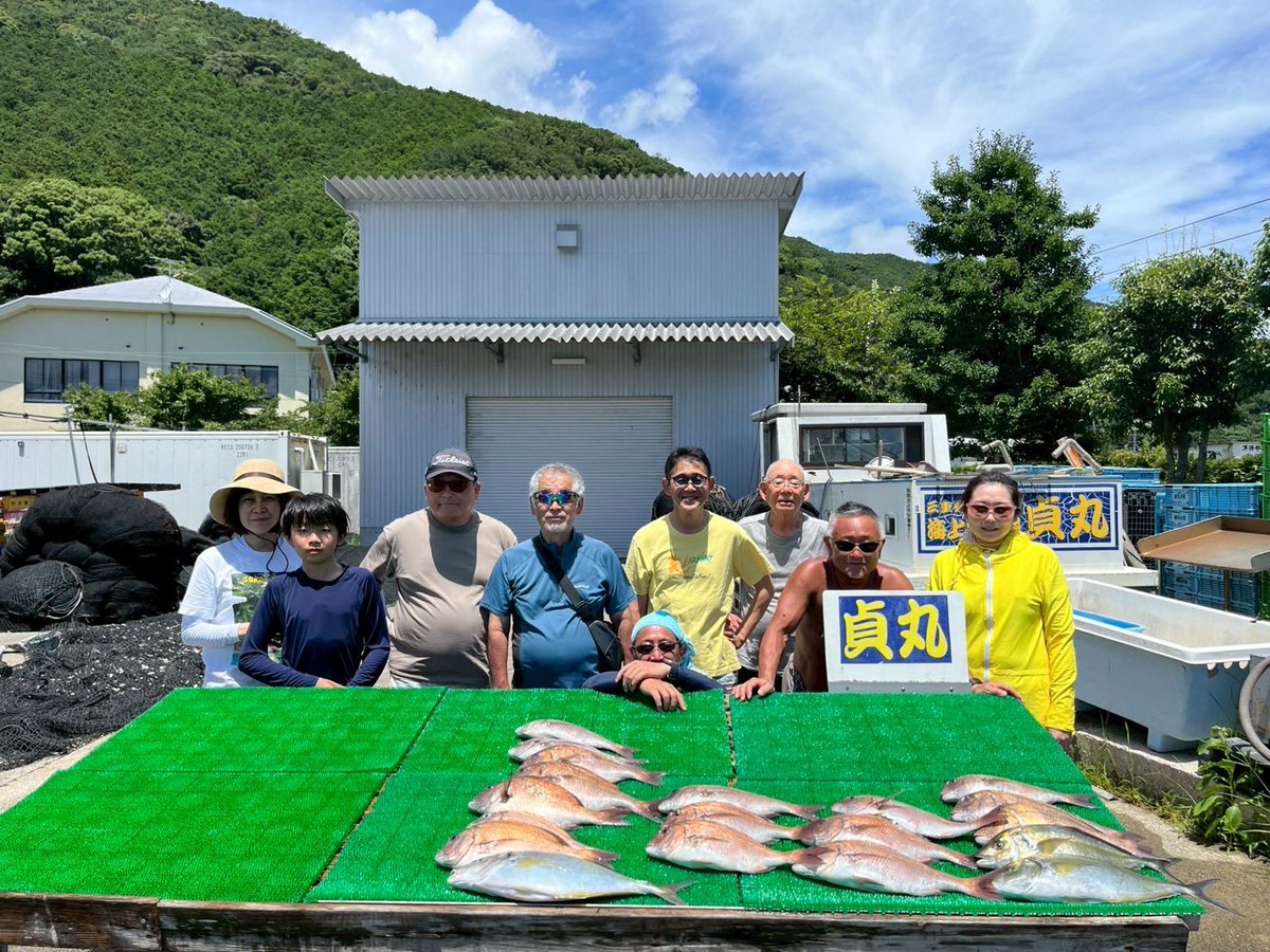 春日井ロータリークラブ釣り部始動！

2025年7月27日に釣り部を開催しました。
三重県尾鷲市にて10名のメンバーで釣りを楽しみました。
釣果は、たくさん釣れました！
定期的に開催しますのでお楽しみに！

#春日井RC #D2760 #ロータリークラブ #Rotary #卓話 #奉仕 #例会 #春日井 #愛知 #kasugai