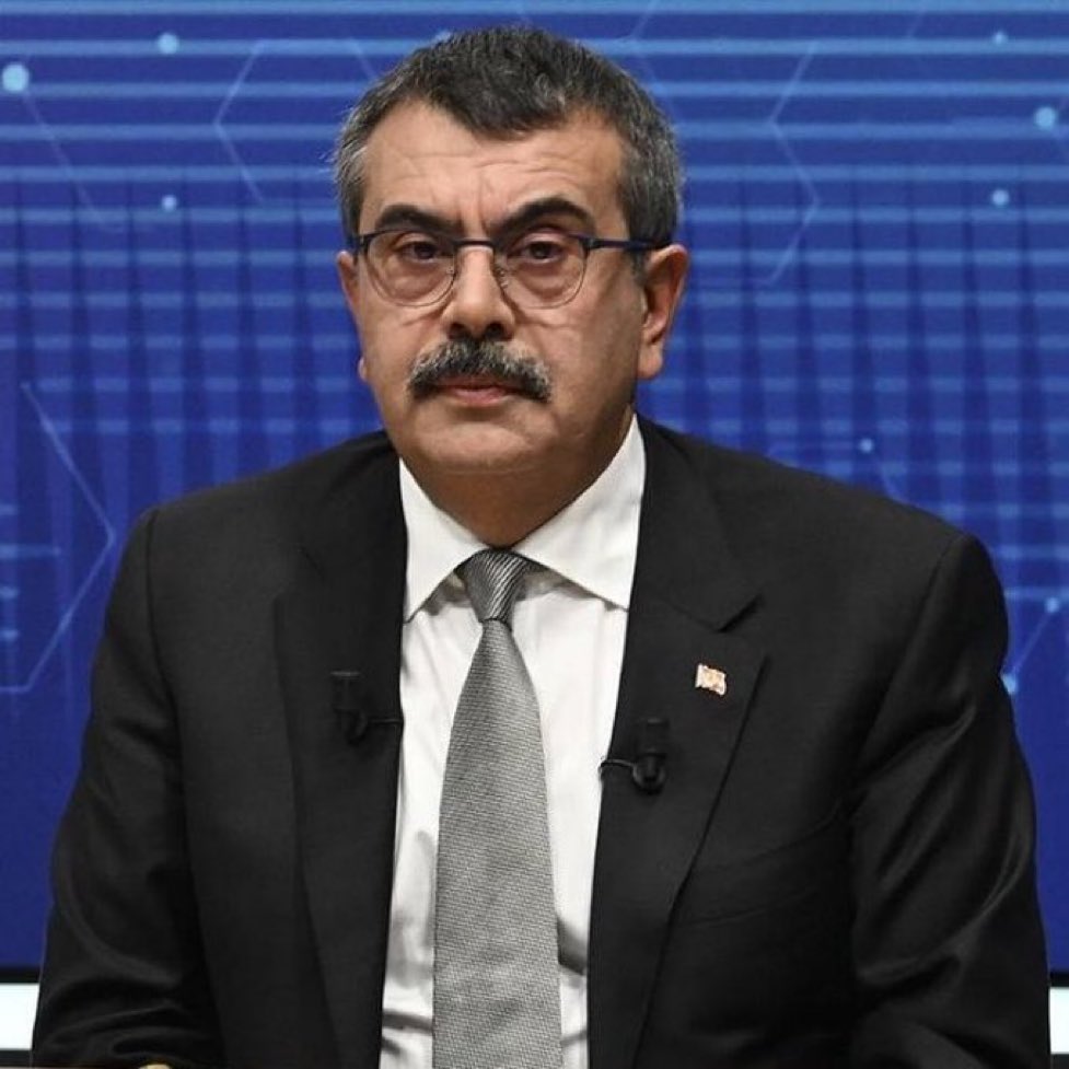 Bu herif kendisine özel çıkarılan kararnameyle bir gecede rektör oldu.