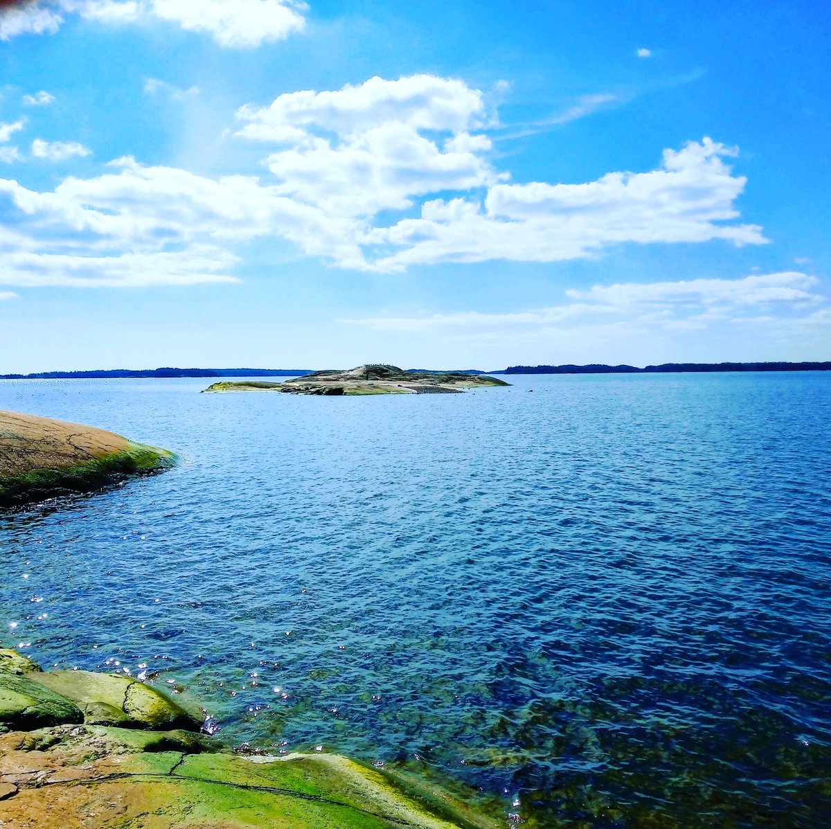 Huomenta. Lauantain rauha. Iltapäivällä on pieni siivu vastaanottoa kaupungissa. Muuten on hyvä hetki kotiseuturetkeillä. Leppoisaa päivää.