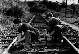 merlinpapin3's tweet photo. .@FredOL69007 Ce Soir sur @ParisPremiere Le film #LaBatailleduRail de René Clement (1946) avec Tony Laurent Lucien Desagneaux Robert LeRay Léon Pauléon Redon François Joux Michel Salina Jean Clarieux
Pendant l'occupation allemande, en province. Un chef de gare, surnommé Camargue, et son adjoint, Athos, commandent la résistance dans leur secteur. Ils organisent les passages de la ligne de démarcation et de nombreux sabotages. Pour contrer la résistance, les nazis exécutent des otages..