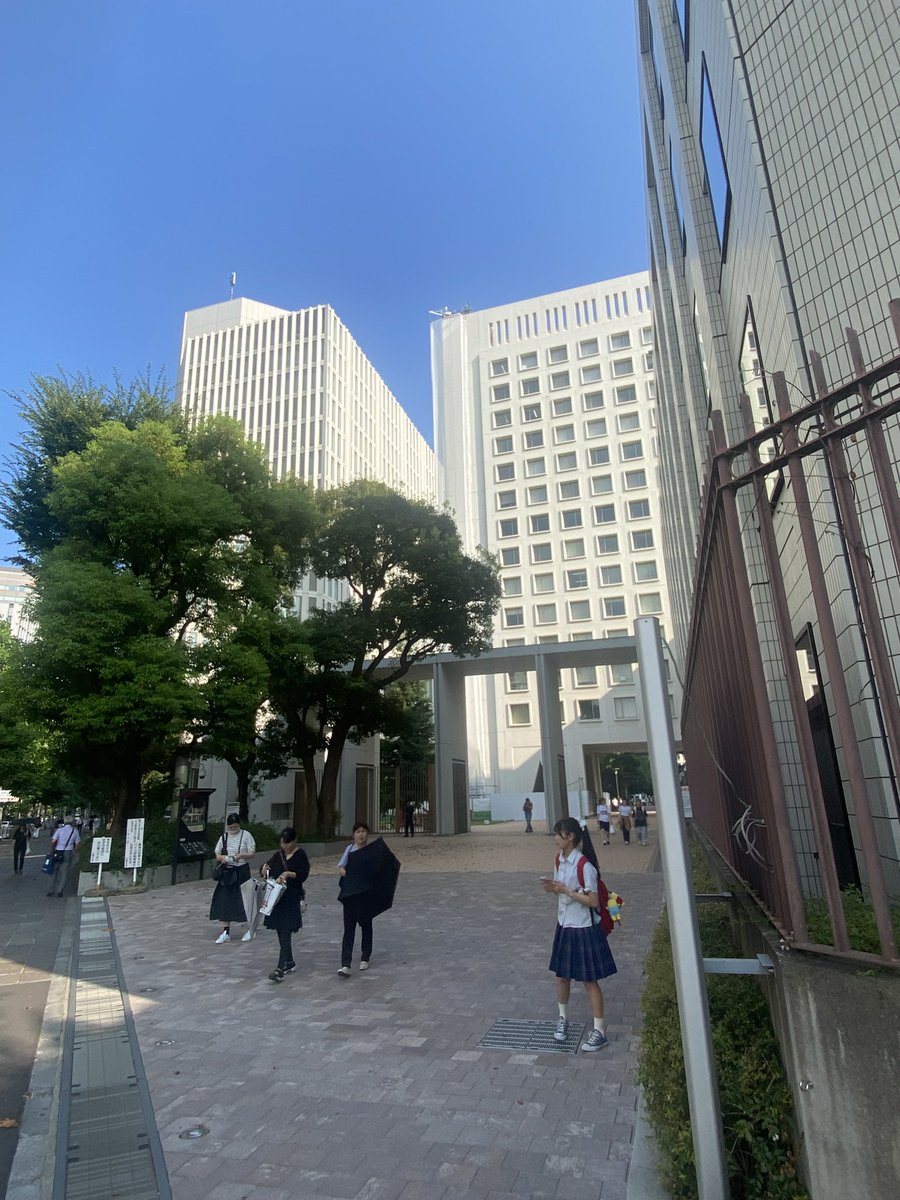 めちゃ暑い！前回、学長でしたが、今から上智大学理工学部学部長の取材です。「ルートマップマガジン」（2025年10月号）は理系学部特集です。