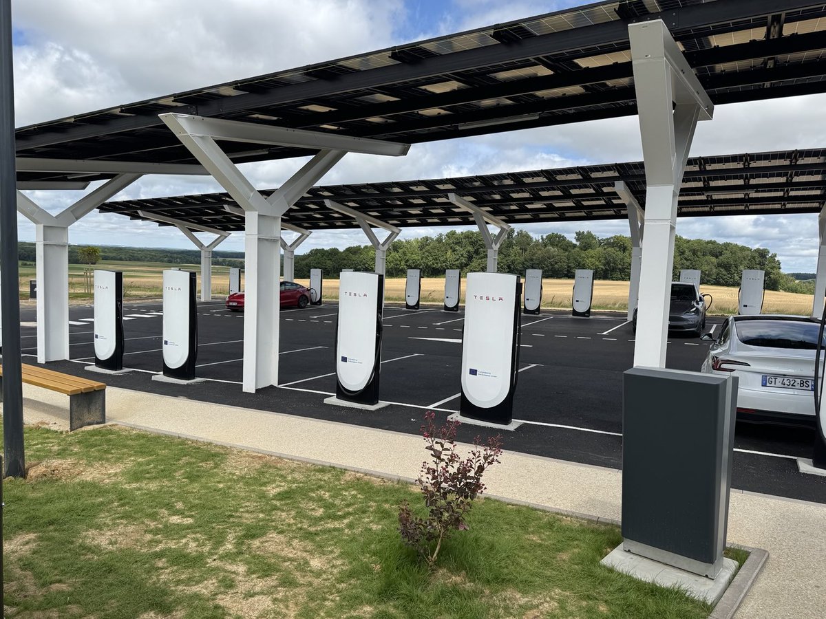 Welcome to the Future: Tesla Supercharger Station in Magnant, Fr - 54 SCs (für alle EVs) mit PV Dach, Lounge und Pizza Maschine! ⁦<a href="/N_Schmid/">N. Schmid ⚡️☀️💨💧🔋</a>⁩