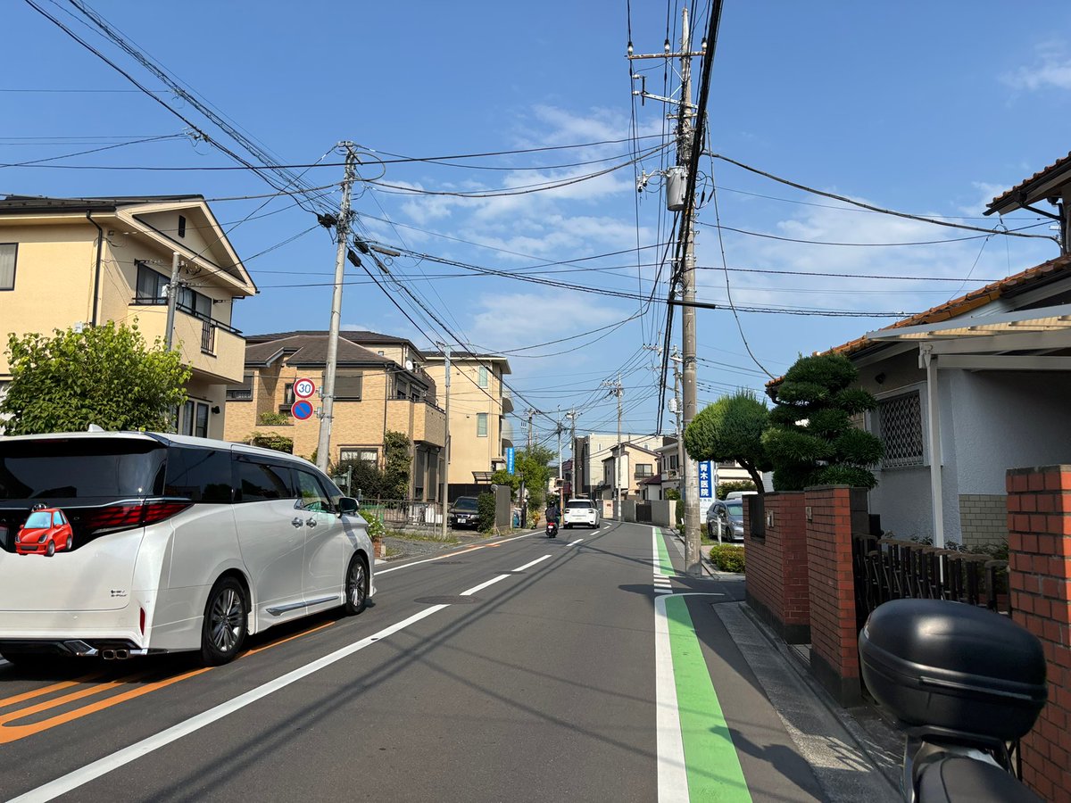 室内が暑くてアイス買いに出たけど、うだるような暑さ。汗が止まらない。