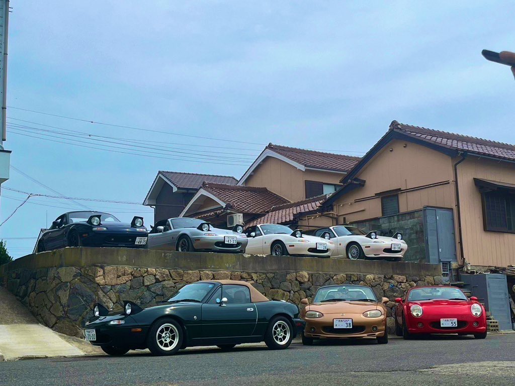 名前：ちょこみんと
年齢：21
住み：徳島
愛車：フィット(RS)｜NAロードスター(M2 1028)
趣味：ドライブ,旅行

オープンカーに憧れすぎてNAロードスターを手に入れました。足車はフィットRS！

 #車乗りとして軽く自己紹介 
 #車好きと繋がりたい 
 #NAロードスター 
 #フィットRS 
 #大学生の日常