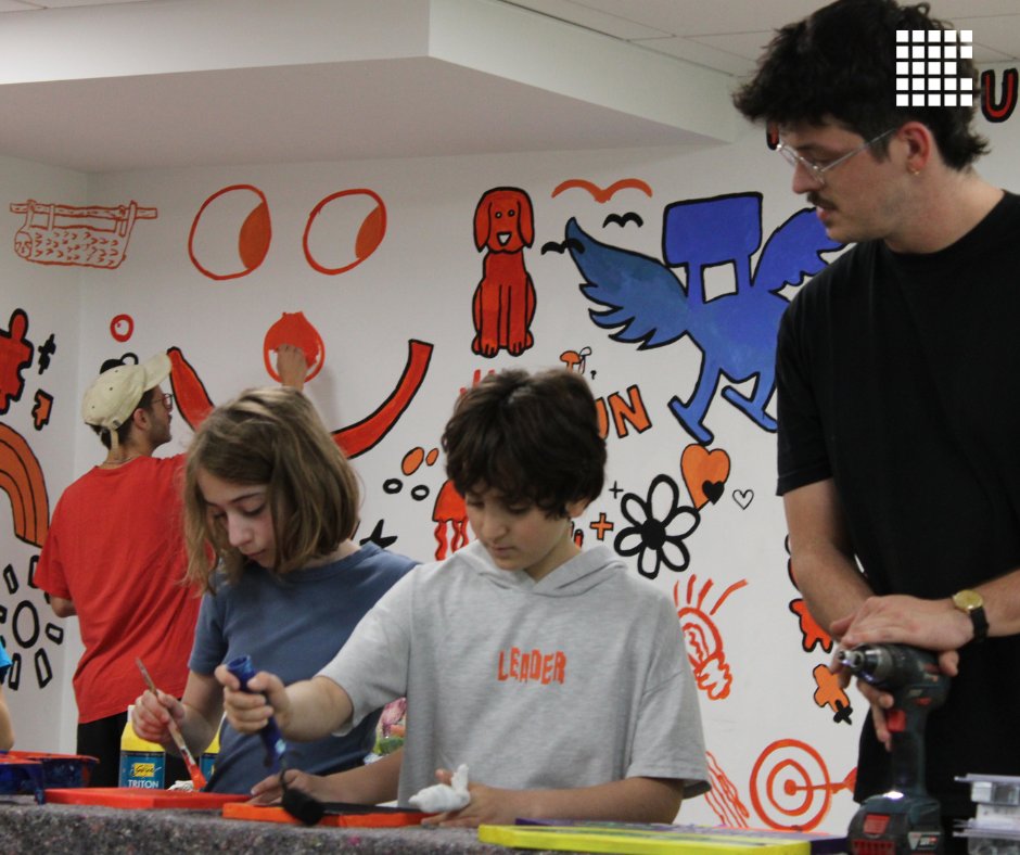 Kunst trifft Klassenzimmer
Durch die enge Zusammenarbeit der Eichendorff Mittelschule Erlangen und der JuKS konnten Schüler*innen einen Raum gestalten, in dem sie gerne lesen, lernen, spielen und sich aufhalten wollen.
Mehr Infos: erlangen.de/aktuelles/kuns…