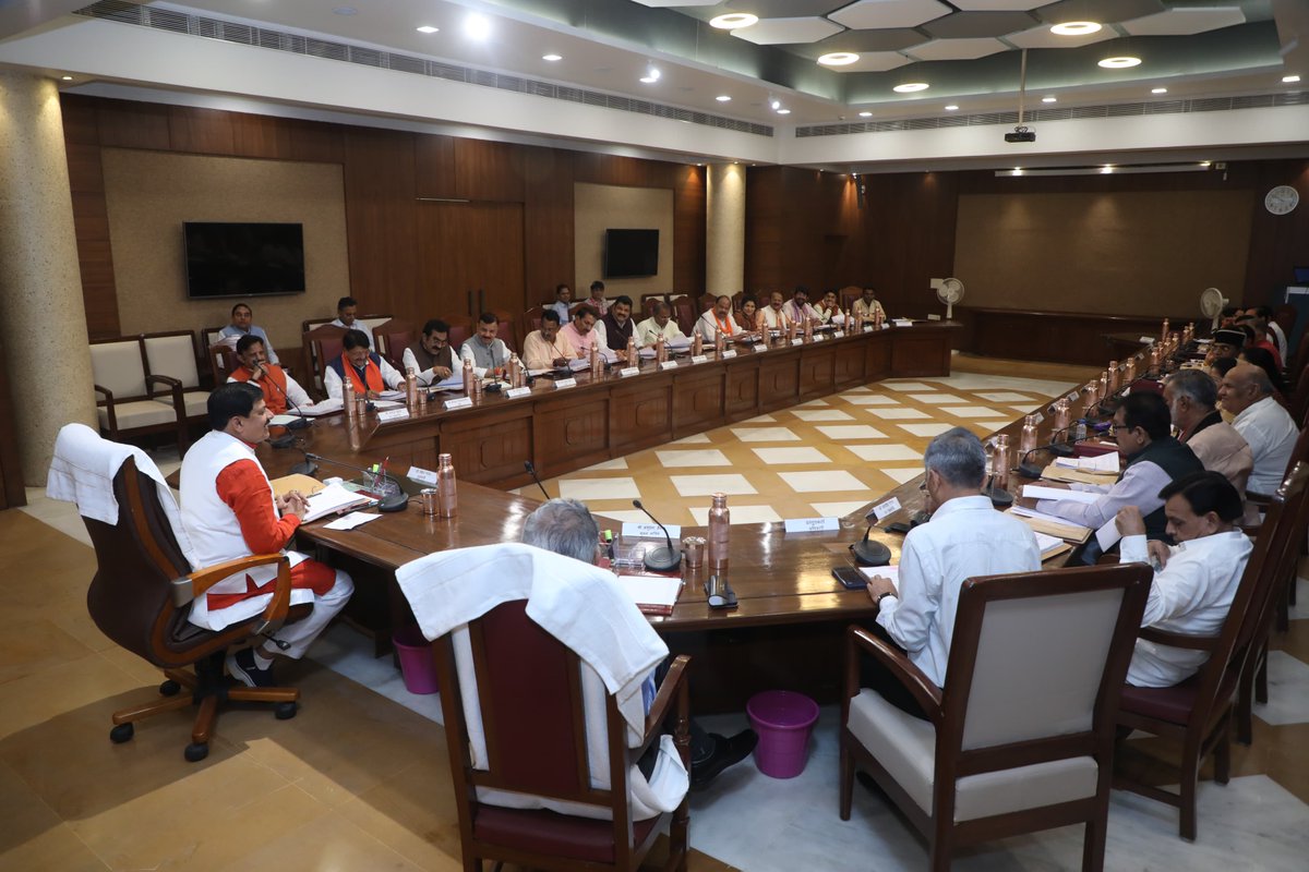 Public Health Engineering Department, MP (@minphemp) on Twitter photo मुख्यमंत्री डॉ. मोहन यादव की अध्यक्षता में कैबिनेट की बैठक विधानसभा स्थित समिति कक्ष क्रमांक-1 में वंदे मातरम के गान के साथ आरंभ हुई।
इस दौरान लोक स्वास्थ्य यान्त्रिकी मंत्री श्रीमति <a href="/SampatiyaUikey/">Sampatiya Uikey</a> भी उपस्थित रहीं।
<a href="/DrMohanYadav51/">Dr Mohan Yadav</a> #CMMadhyaPradesh मुख्यमंत्री डॉ. मोहन यादव की अध्यक्षता में कैबिनेट की बैठक विधानसभा स्थित समिति कक्ष क्रमांक-1 में वंदे मातरम के गान के साथ आरंभ हुई।
इस दौरान लोक स्वास्थ्य यान्त्रिकी मंत्री श्रीमति <a href="/SampatiyaUikey/">Sampatiya Uikey</a> भी उपस्थित रहीं।
<a href="/DrMohanYadav51/">Dr Mohan Yadav</a> #CMMadhyaPradesh