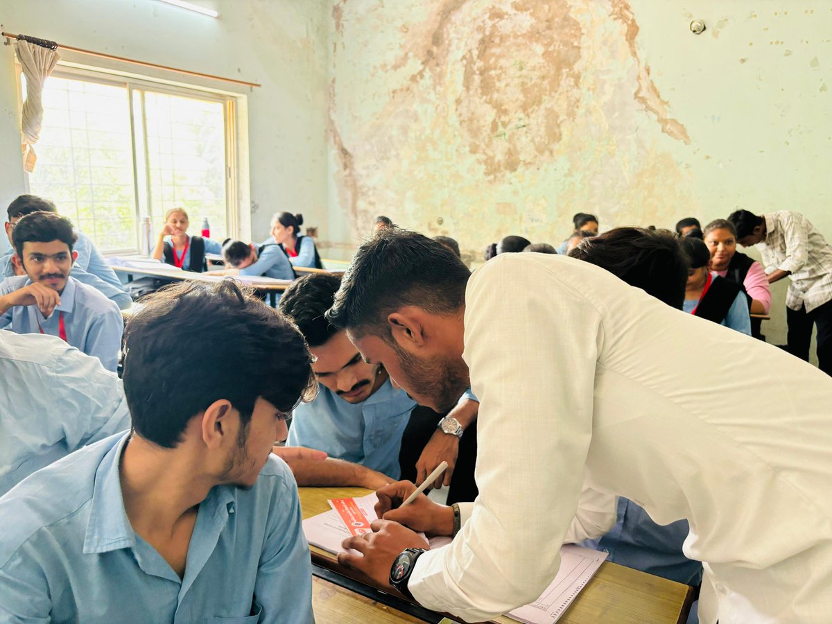 ABVPGujarat's tweet image. #ABVPRajkot મહાનગર દ્વારા કેમ્પસ મહત્તમ #MembershipDrive અંતર્ગત વિવિધ કોલેજોમાં વિદ્યાર્થીઓની સદસ્યતા કરવામાં આવી. જેમાં પ્રદેશ મીડિયા સંયોજક શ્રી પૂર્વિલભાઈ પટેલ ઉપસ્થિત રહ્યાં.

#ABVPGujarat
#JoinABVP
#MembershipDrive