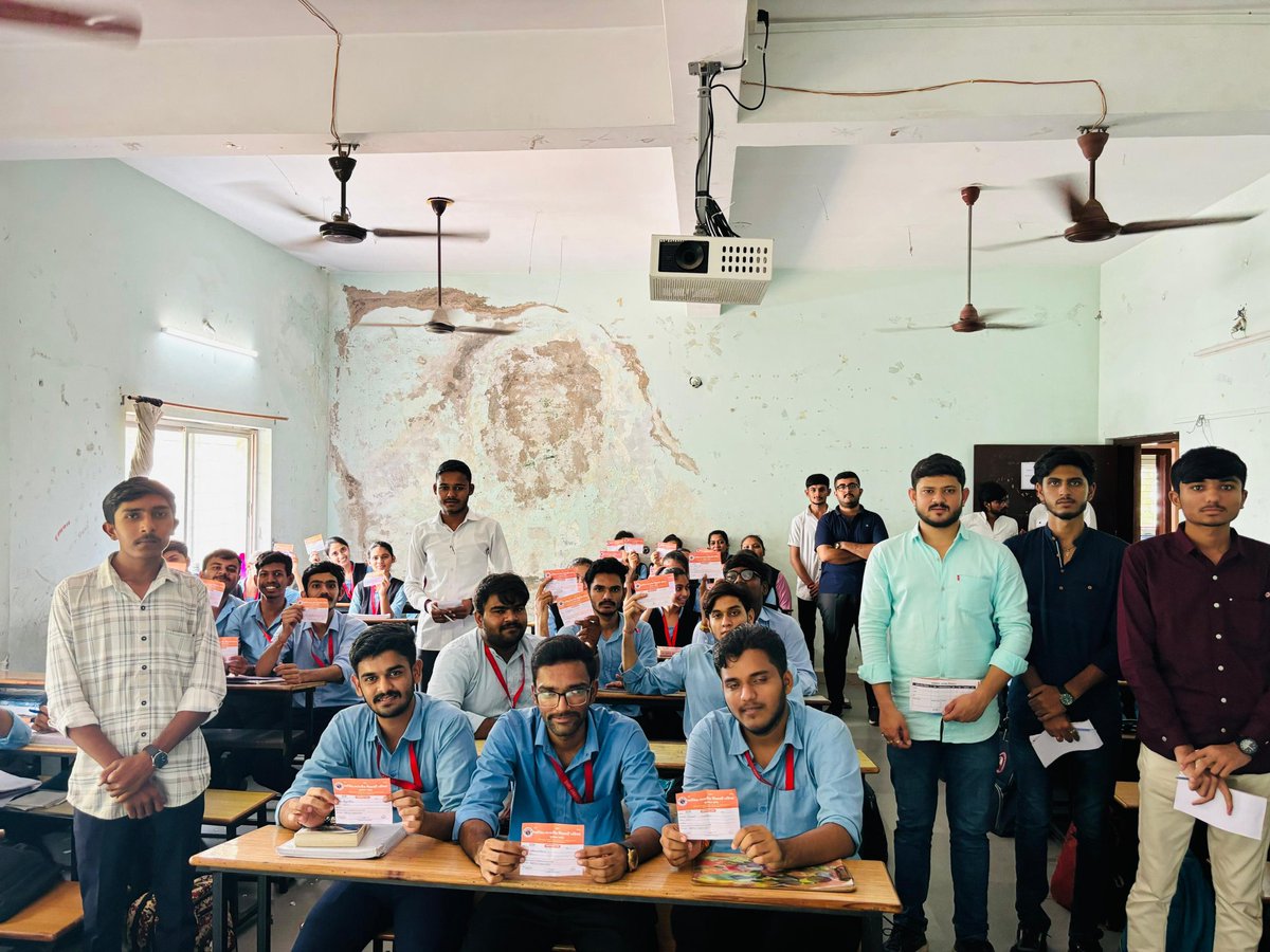 ABVPGujarat's tweet image. #ABVPRajkot મહાનગર દ્વારા કેમ્પસ મહત્તમ #MembershipDrive અંતર્ગત વિવિધ કોલેજોમાં વિદ્યાર્થીઓની સદસ્યતા કરવામાં આવી. જેમાં પ્રદેશ મીડિયા સંયોજક શ્રી પૂર્વિલભાઈ પટેલ ઉપસ્થિત રહ્યાં.

#ABVPGujarat
#JoinABVP
#MembershipDrive