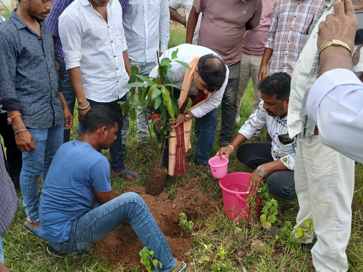 irasisacharya's tweet photo. ମୋର ବିଧାନସଭା ଅନ୍ତର୍ଗତ ସୋହେଲା ବ୍ଲକର ସନିମାଲ ଗ୍ରାମର ପଞ୍ଚାୟତ ଉଚ୍ଚ ବିଦ୍ୟାଳୟର ପରିଦର୍ଶନ କରି ବିଭିନ୍ନ ସମସ୍ୟା ବିଷୟରେ ଆଲୋଚନା କରିବା ସହ ବୃକ୍ଷରୋପଣ କଲି ll
#highschool #school
#Plantations #Sanimal
#sohelablock #BhatliConstituency https://t.co/dcH0mUxgnJ