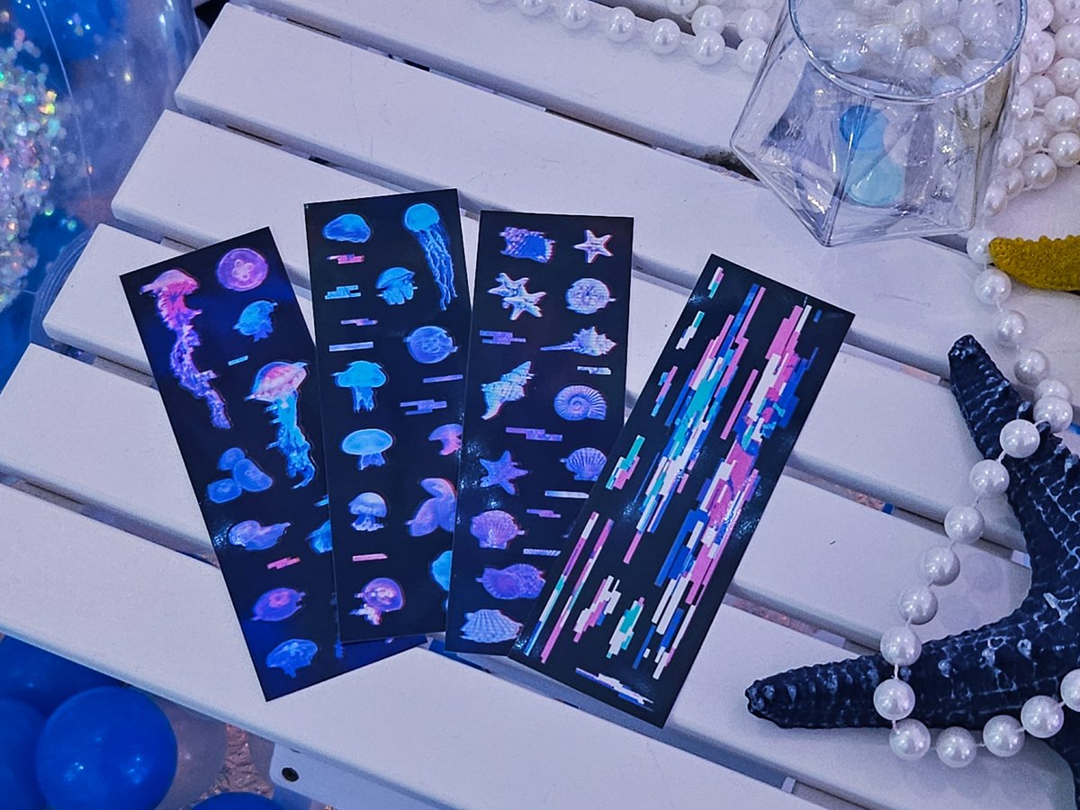 🌊여름컨셉 포카무드등
8월 12일부터 판매될 무드등은 내용 확인용으로 페이지를 올려두었습니다
또한 기스를 최소화하기 위해 보호필름 재부착 관련 안내 지도 함께 추가했습니다

🌊 여름글리치 스티커
RGB 인쇄로 만든 홀로그램 스티커로 각도에 따라 반짝이며 홀로그램 그래픽 느낌을 표현했습니다