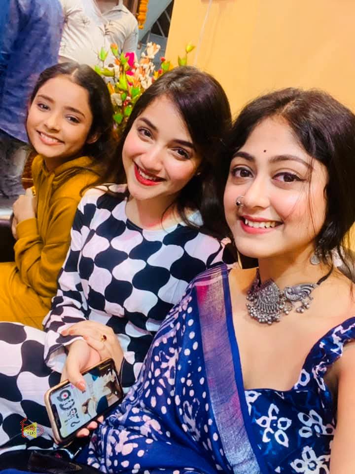 সেলফিতে মেতেছে টেলিপাড়ার তিন কন্যা।
#susmitadey <a href="/ShritamaMitra/">Shritama Mitra</a> #debopriyabasu