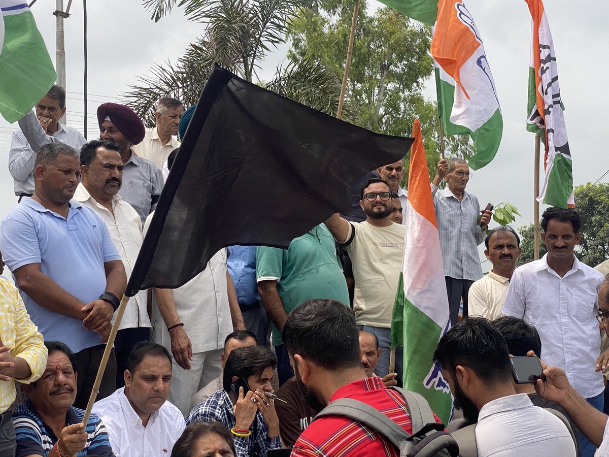 Raman Bhalla (@ramanbhalla_) on Twitter photo जम्मू में हमारा राज्य, हमारा अधिकार' के नारे के साथ कांग्रेस का विरोध प्रदर्शन तेज़। महाराजा हरि सिंह जी की प्रतिमा के पास काली पट्टियाँ बाँधकर विरोध प्रदर्शन। <a href="/RahulGandhi/">Rahul Gandhi</a> <a href="/TariqKarra/">Tariq Hameed Karra</a> <a href="/GAMIR_INC/">Ghulam Ahmad Mir</a> <a href="/NasirHussainINC/">Dr Syed Naseer Hussain, M P</a> <a href="/priyankagandhi/">Priyanka Gandhi Vadra</a> <a href="/kcvenugopalmp/">K C Venugopal</a> <a href="/INCJammuKashmir/">J&K Congress</a> <a href="/INCIndia/">Congress</a> <a href="/aajtak/">AajTak</a> जम्मू में हमारा राज्य, हमारा अधिकार' के नारे के साथ कांग्रेस का विरोध प्रदर्शन तेज़। महाराजा हरि सिंह जी की प्रतिमा के पास काली पट्टियाँ बाँधकर विरोध प्रदर्शन। <a href="/RahulGandhi/">Rahul Gandhi</a> <a href="/TariqKarra/">Tariq Hameed Karra</a> <a href="/GAMIR_INC/">Ghulam Ahmad Mir</a> <a href="/NasirHussainINC/">Dr Syed Naseer Hussain, M P</a> <a href="/priyankagandhi/">Priyanka Gandhi Vadra</a> <a href="/kcvenugopalmp/">K C Venugopal</a> <a href="/INCJammuKashmir/">J&K Congress</a> <a href="/INCIndia/">Congress</a> <a href="/aajtak/">AajTak</a>