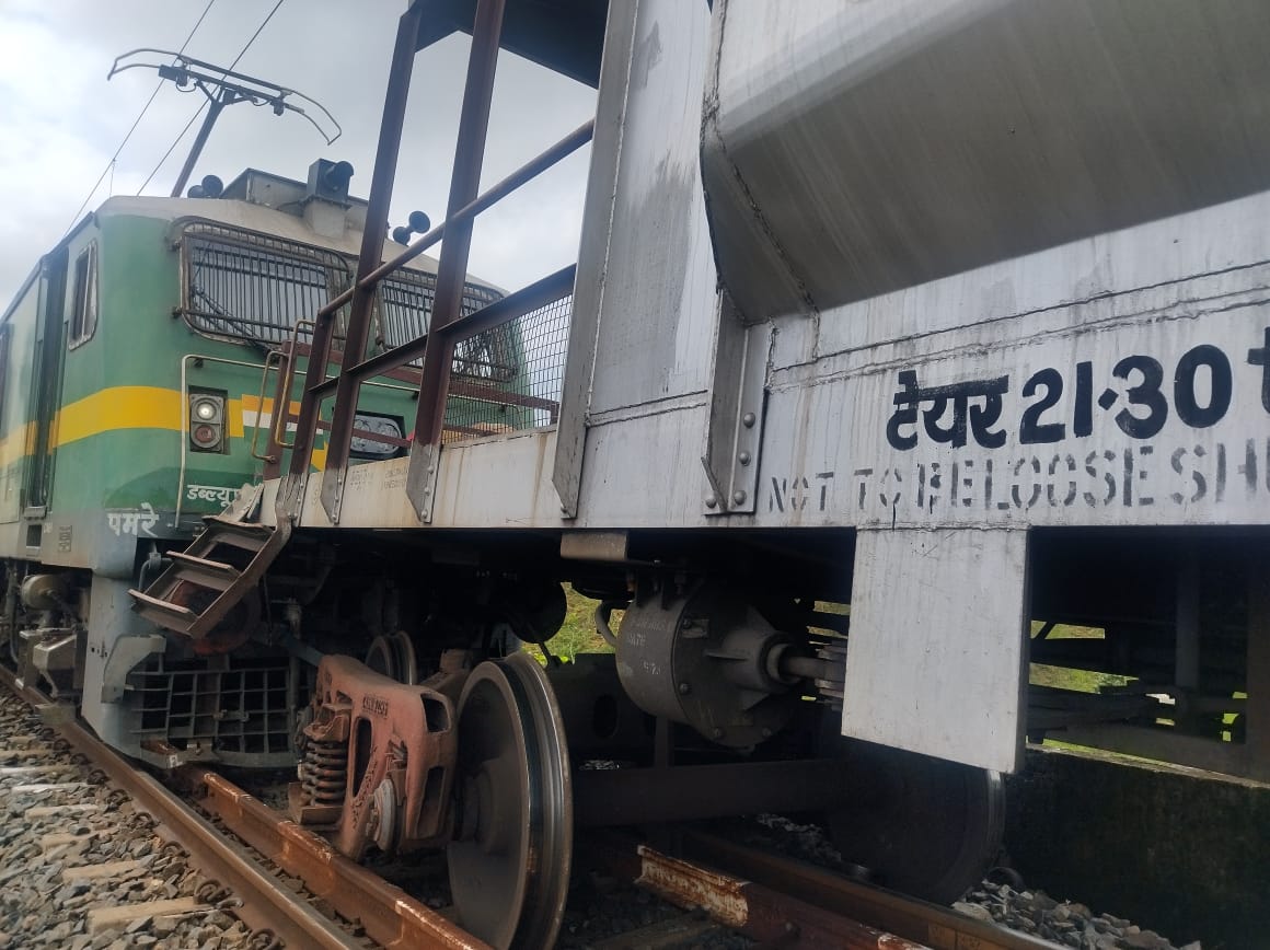 Jeevan Prakash Sharma (@jeevanpsharma) on Twitter photo Derailment of guard-less goods train on July 31 in Dhanbad prompted All India Guards Council to raise safety concern, demand to fill vacant posts as such lapses pose grave threat to passenger trains. My report for <a href="/PTI_News/">Press Trust of India</a>
<a href="/AshwiniVaishnaw/">Ashwini Vaishnaw</a>
<a href="/RailMinIndia/">Ministry of Railways</a>
hindustantimes.com/india-news/gua… Derailment of guard-less goods train on July 31 in Dhanbad prompted All India Guards Council to raise safety concern, demand to fill vacant posts as such lapses pose grave threat to passenger trains. My report for <a href="/PTI_News/">Press Trust of India</a>
<a href="/AshwiniVaishnaw/">Ashwini Vaishnaw</a>
<a href="/RailMinIndia/">Ministry of Railways</a>
hindustantimes.com/india-news/gua…