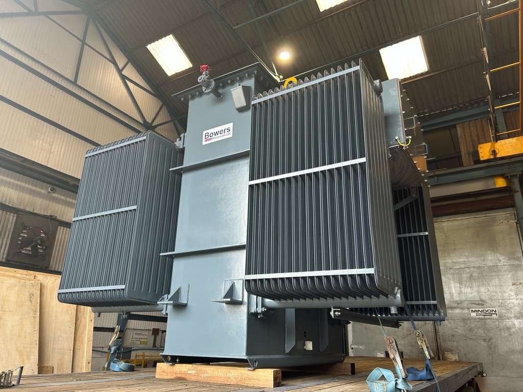 Looking for help on a bespoke power solution?🤔

We supplied this massive 3500kVA distribution transformer to one of the largest heating and power service providers in the UK! 🔥⚡️

#powersoultions #distributiontransformers #london