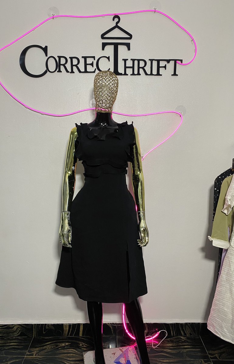 Correcthrift's tweet photo. @_DammyB_ @yay_tunes @DharlynDammy @marieshoww @babybonne_ @TheAblebaee @ms___dale @Msmenalicious @AUNTYMUSE_ Pretty black slit dress
Uk 6
6000 https://t.co/uPxr6GCuQe
