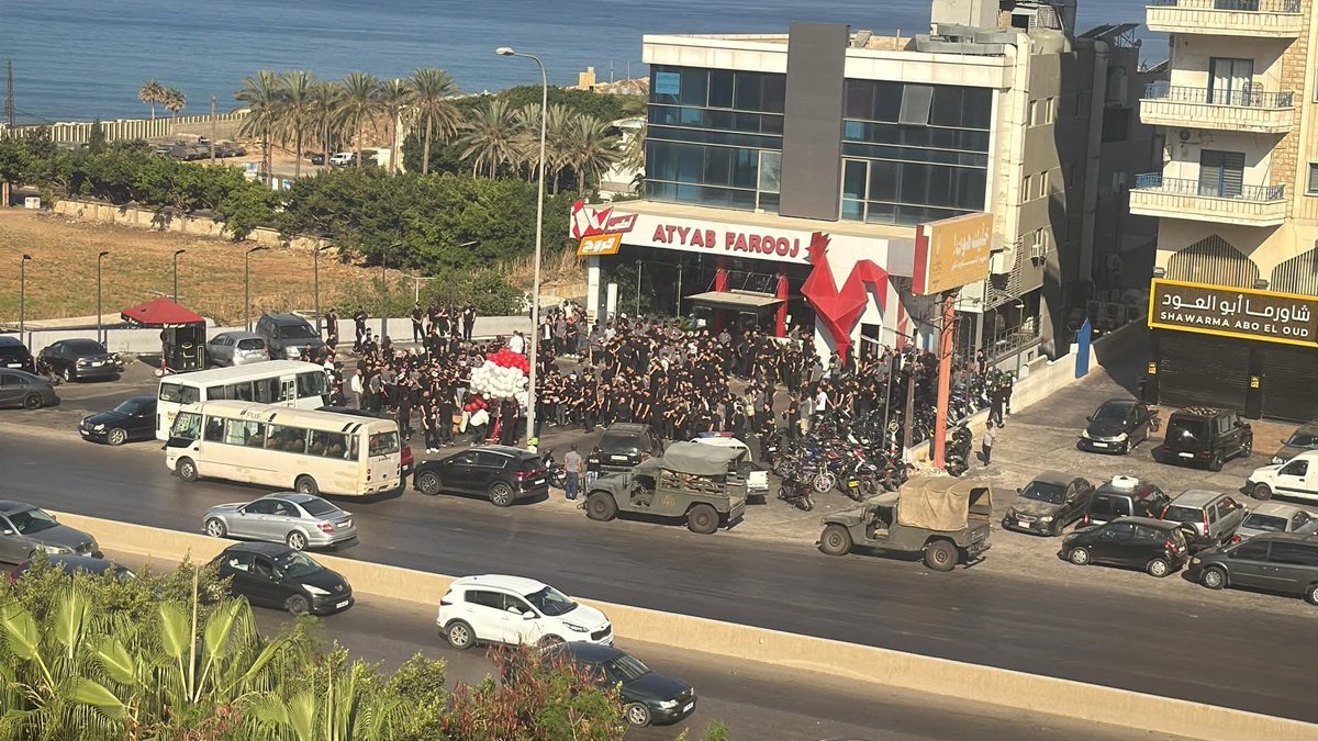 🅾️ يوم حاسم في لبنان
ستجتمع الحكومة اليوم للموافقة على قرار تفكيك حزب الله من سلاحه. في المقابل يصل التوتر في الشارع إلى ذروته.
يوجه سكان لبنان هذا الصباح أنظارهم إلى اجتماع الحكومة المتوقع عقده اليوم للفصل في مسألة تفكيك حزب الله من سلاحه.
خلال الليل، خرج بلطجية حزب الله إلى