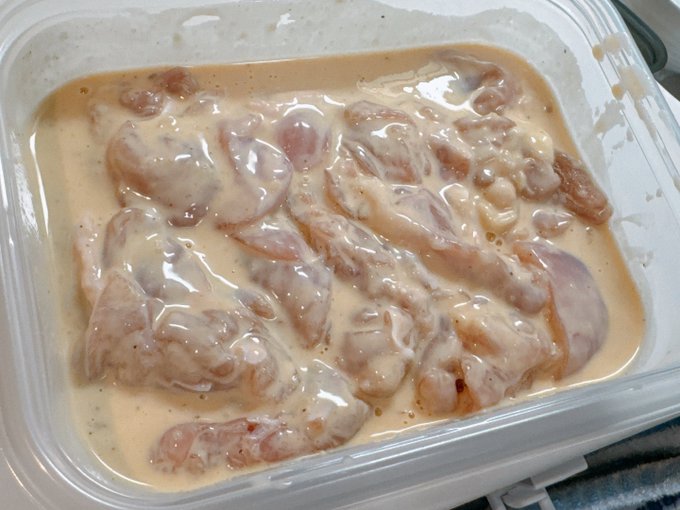 唐揚げの仕込み 