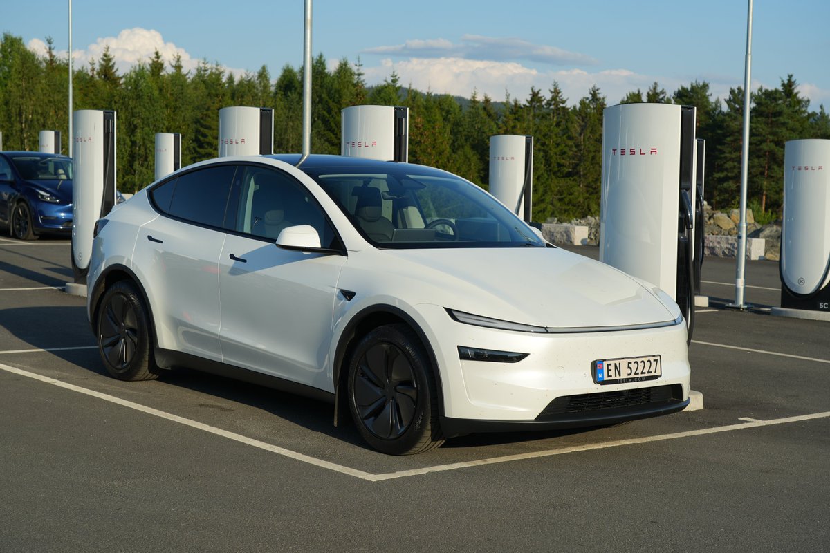 Tesla just had their best month EVER in Norway. In June 2025, 27% of ALL CARS registered were Tesla Model Ys. 15% of all cars registered this year is the Tesla Model Y.