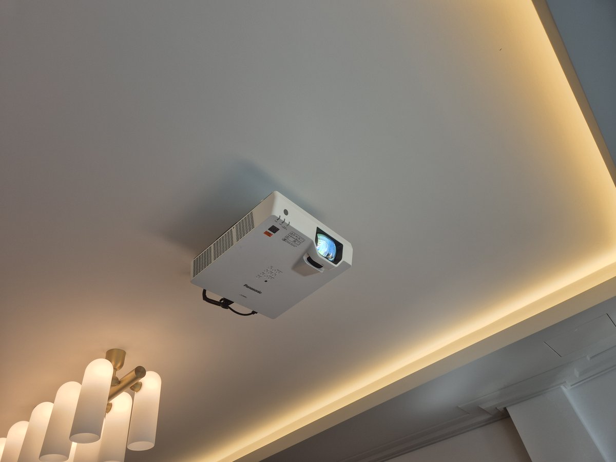 Practical_AV's tweet image. In London we devised a custom AV solution. In order to maintain the aesthetic of the space we went for a 2m ceiling projector screen from @Sapphire_AV  paired with a laser projector from @MidwichLtd and combined with a @YealinkNews A30 video bar
practicalav.co.uk/video-conferen…