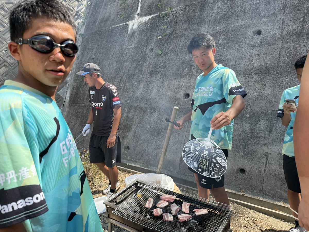 ガンバ大阪アカデミー青翔寮にて、ユースの選手・コーチみんなでBBQを楽しみました！🔥
笑顔と会話があふれるひとときに、チームの絆もグッと深まりました！✨
リフレッシュして、この夏もサッカーに全力で取り組んでいきます！💪⚽️

#ガンバ大阪ユース
#ガンバ大阪 #GAMBAOSAKA