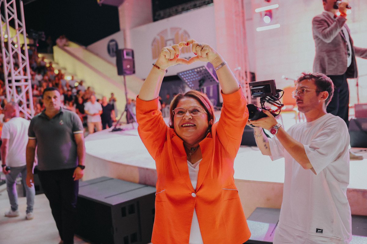 🎶 Sabahat Akkiraz ve Hüseyin Uğurlu, dün gece #Didim Amfi Tiyatro’da sahne aldı. Amfi ve çevresi dolup taştı; halk müziği, dayanışma ve kültürle örülü unutulmaz bir gece yaşandı.
Sanatçılarımıza ve coşkuyu paylaşan herkese teşekkür ederiz. ❤️