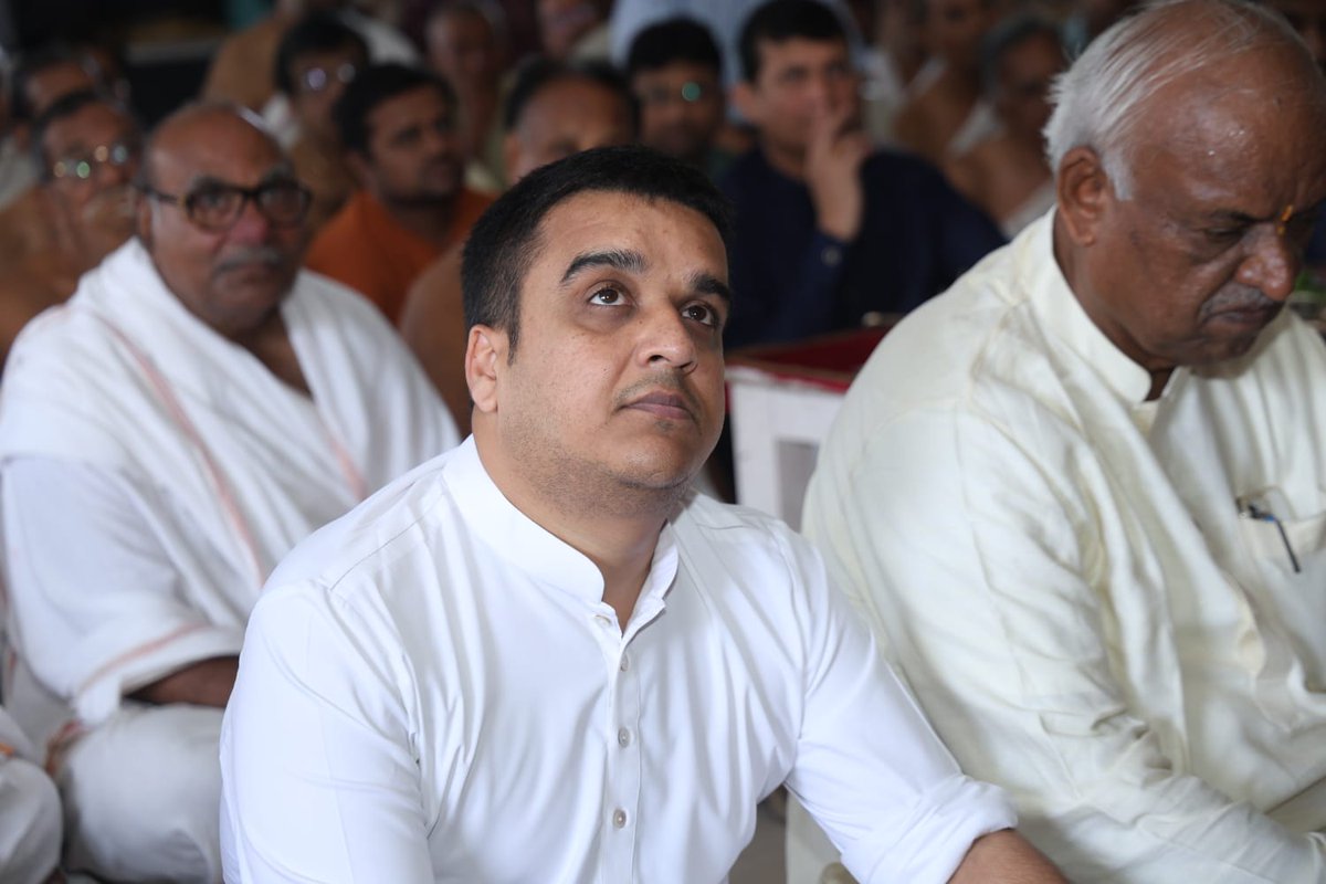 sanghaviharsh's tweet image. ધર્મ, સંસ્કૃતિ અને રાષ્ટ્ર રક્ષાનો સિંહનાદ જગાવનાર પૂજ્ય ગુરુદેવનું સ્મરણ કરવાનો દિવ્ય અવસર 🚩🙏🏻

યુગપ્રધાન આચાર્યસમ પરમ પૂજ્ય પંન્યાસપ્રવર શ્રી ચંદ્રશેખર વિજયજી મહારાજ સાહેબની ૧૪મી પુણ્યતિથિ નિમિત્તે અમદાવાદના શ્રી મર્ચન્ટ સોસાયટી જૈન સંઘ ખાતે આયોજિત ત્રિ-દિવસીય &quot;ગુરુમા ગુણોત્સવ…