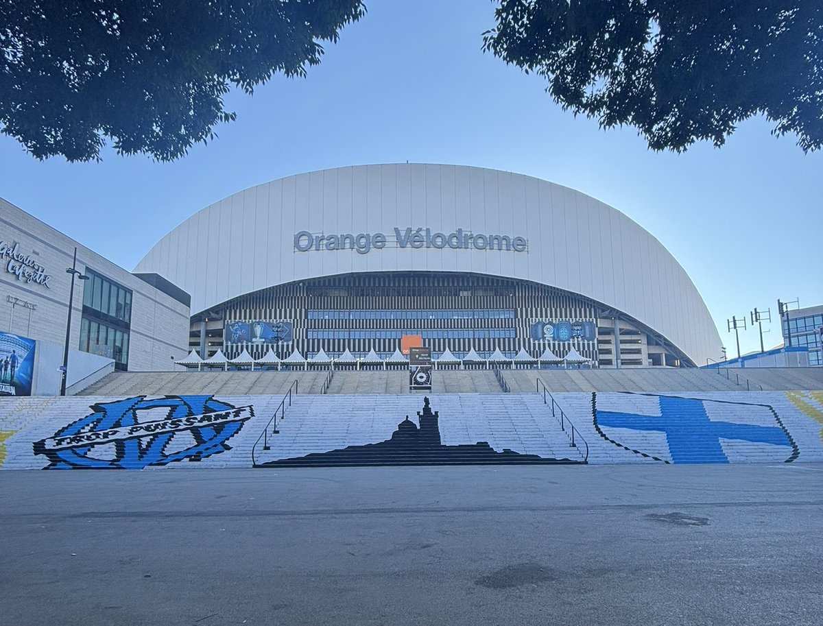 les nouvelles marche du vélodrome sont magnifiques 💙🤍🤩