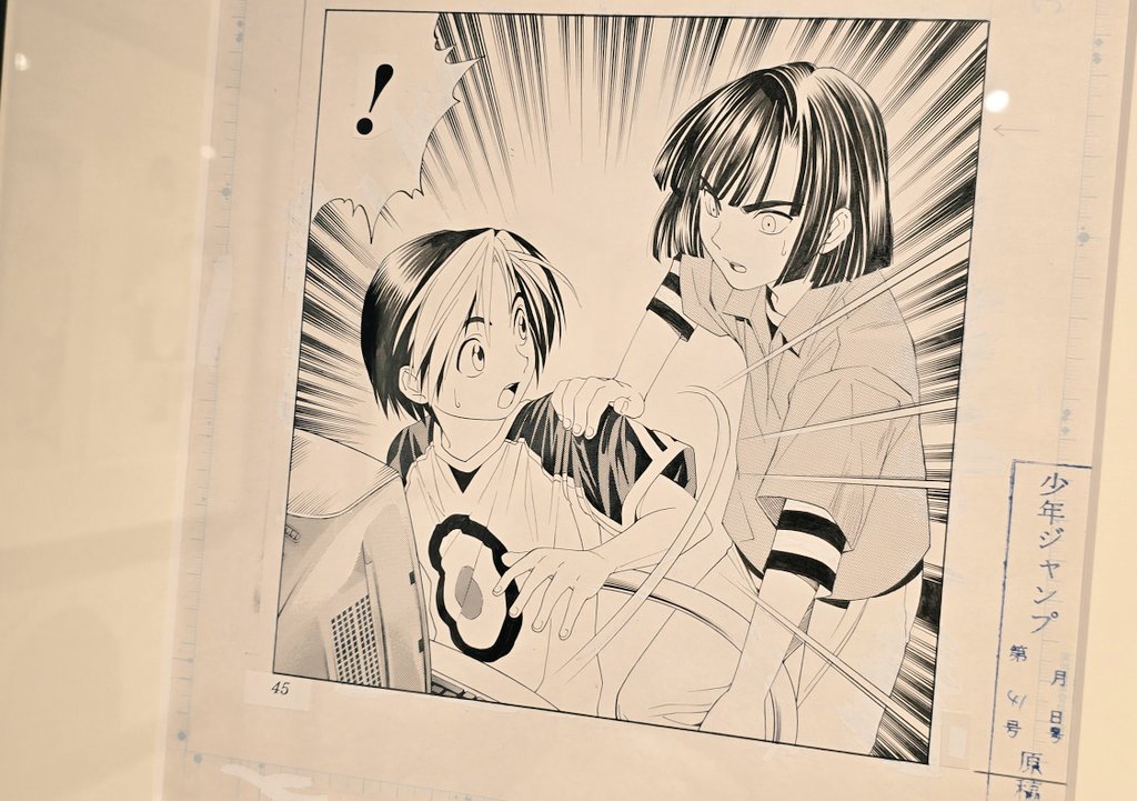 #ヒカルの碁原画展
あと、1番気になってたのが集中線の消失点(青バツ印)が無かったことで。
消失点らしきところにホワイトがチョンと乗ってるから、おそらく画鋲使って全体にズレない集中線を作画してたのかなーと。
アナログならではのテクニックが炸裂する原画展ですた…! 
