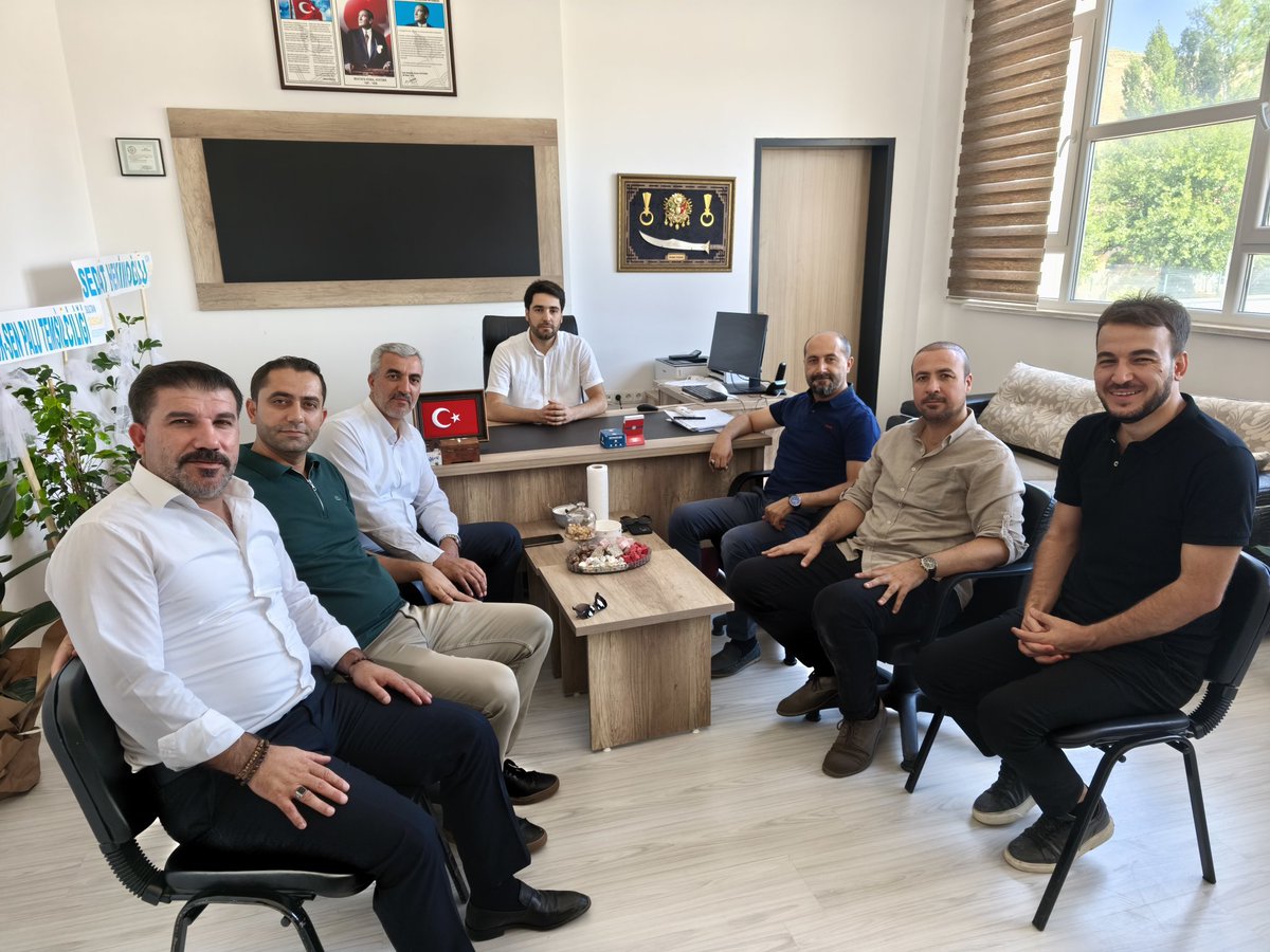 ebselazig1's tweet photo. 📍Palu
Atatürk Ortaokulu'na müdür olarak atanan Ömer Yağar'a hayırlı olsun ziyaretinde bulunduk. Kendisine yeni görevinde başarılar diliyoruz. https://t.co/HhxL2XjDcE