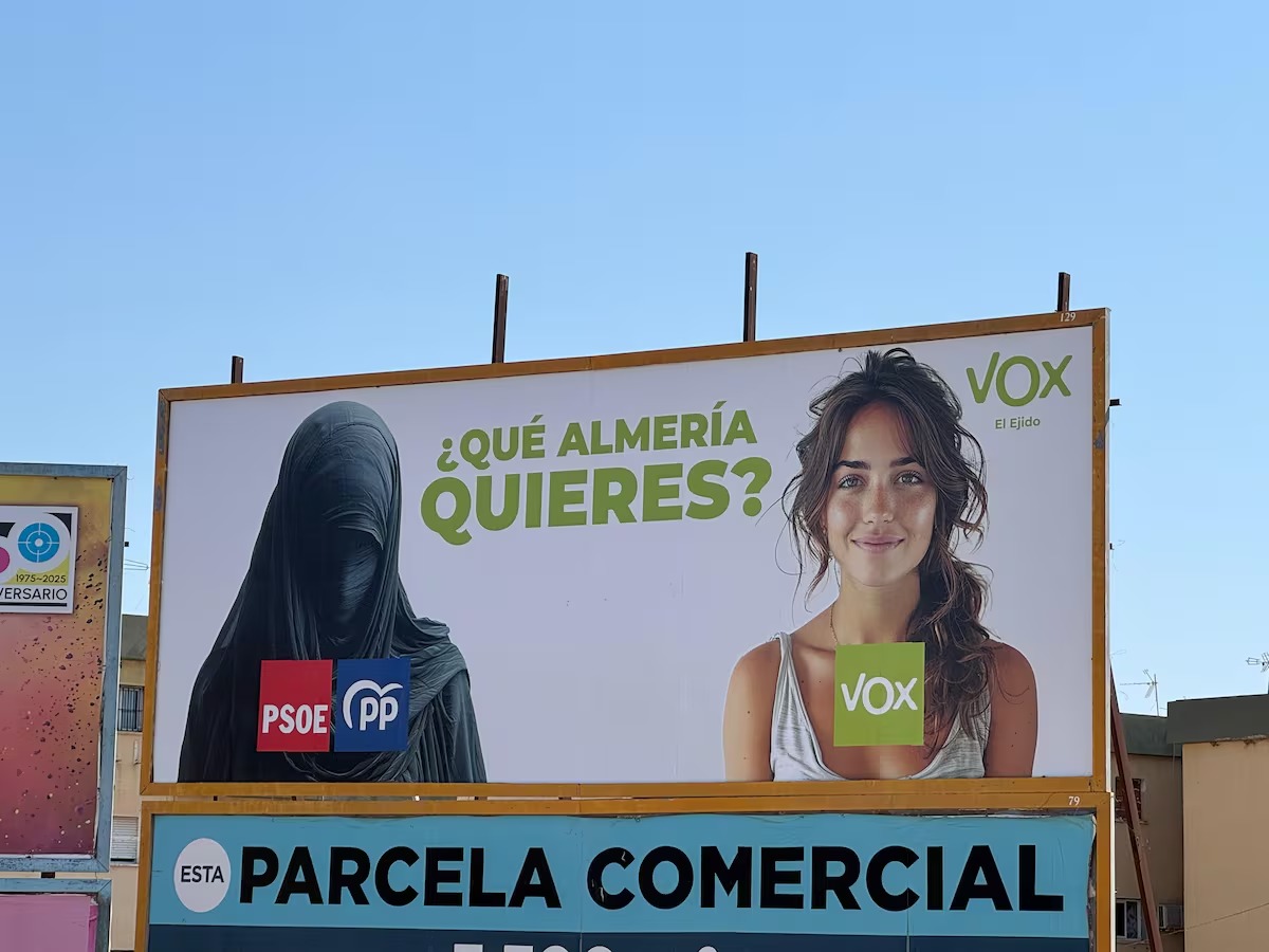 Sur cette affiche, l'extrême droite espagnole (<a href="/vox_es/">VOX 🇪🇸</a>)   accuse les partis socialiste (<a href="/PSOE/">PSOE</a>) et conservateur (<a href="/ppopular/">Partido Popular</a>) de vouloir islamiser le pays et de voir d'un bon oeil le port de la burqa. L'accusation est absurde. L'affiche a été placardée à El Ejido, dans la province