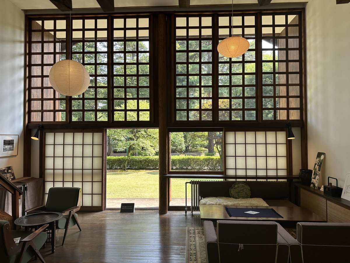 光が差す吹抜けの居間に書斎、寝室のある間取り、洗練された木造モダニズムの中で愛する犬を撫で、レコードをかけて二人で語らい、この家で一日をはじめて一日を終える、暮らしのテッペン