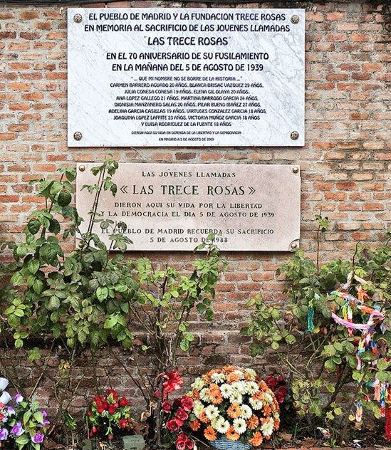 Defendieron la libertad y lucharon por la democracia.
Hoy se cumplen 86 años del asesinato de las 13 rosas.
Que vuestros nombres no se borren de la historia.
Siempre en nuestra memoria.