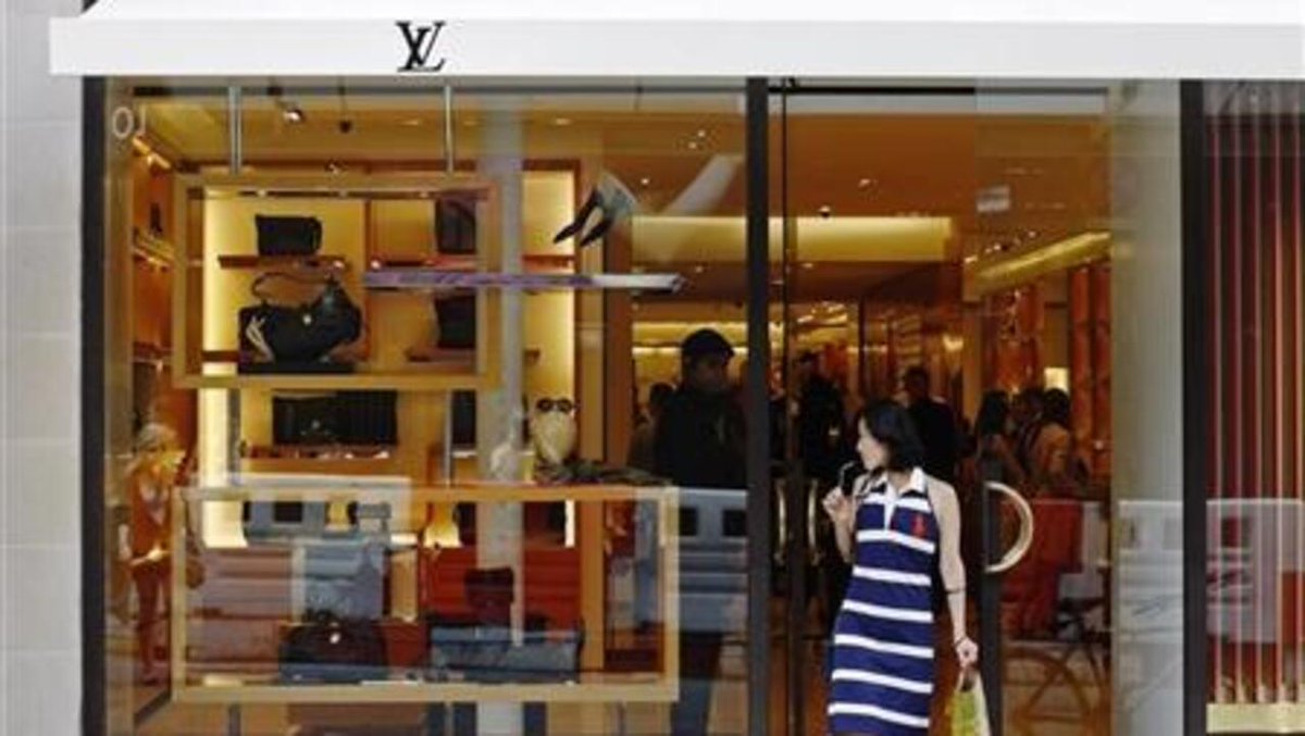 LVMH, Gucci, Prada: le luxe touché par le ralentissement des achats touristiques rfi.my/BtnH.x