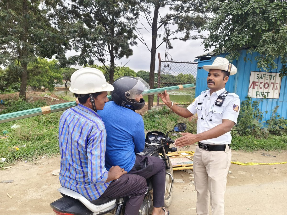 wftrps's tweet photo. @CPBlr @Jointcptraffic @DCPTrEastBCP @acpwfieldtrf @BlrCityPolice @blrcitytraffic ವೈಯಕ್ತಿಕ ಸುರಕ್ಷತೆ ಮೊದಲು ಪ್ರತಿಯೊಂದು ಸವಾರಿಗೂ ರಕ್ಷಣೆ ಬೇಕು. ಗುಣಮಟ್ಟದ ಹೆಲ್ಮೆಟ್ ಧರಿಸಿ
#WhitefieldTrafficPS #HelmetLifeSaver #ProtectHead
ಹೆಲ್ಮೆಟ್ಗಳು ಸವಾರ ಮತ್ತು ಹಿಂಬದಿ ಸವಾರ ಇಬ್ಬರಿಗೂ ಅತ್ಯಗತ್ಯ. ಸುರಕ್ಷತೆಗೆ ಆದ್ಯತೆ ನೀಡೋಣ ಮತ್ತು ನಮ್ಮ ರಸ್ತೆಗಳನ್ನು ಎಲ್ಲರಿಗೂ ಸುರಕ್ಷಿತವಾಗಿಸೋಣ.
05.08.2025 🛵 https://t.co/HI0Ju0Kzi0