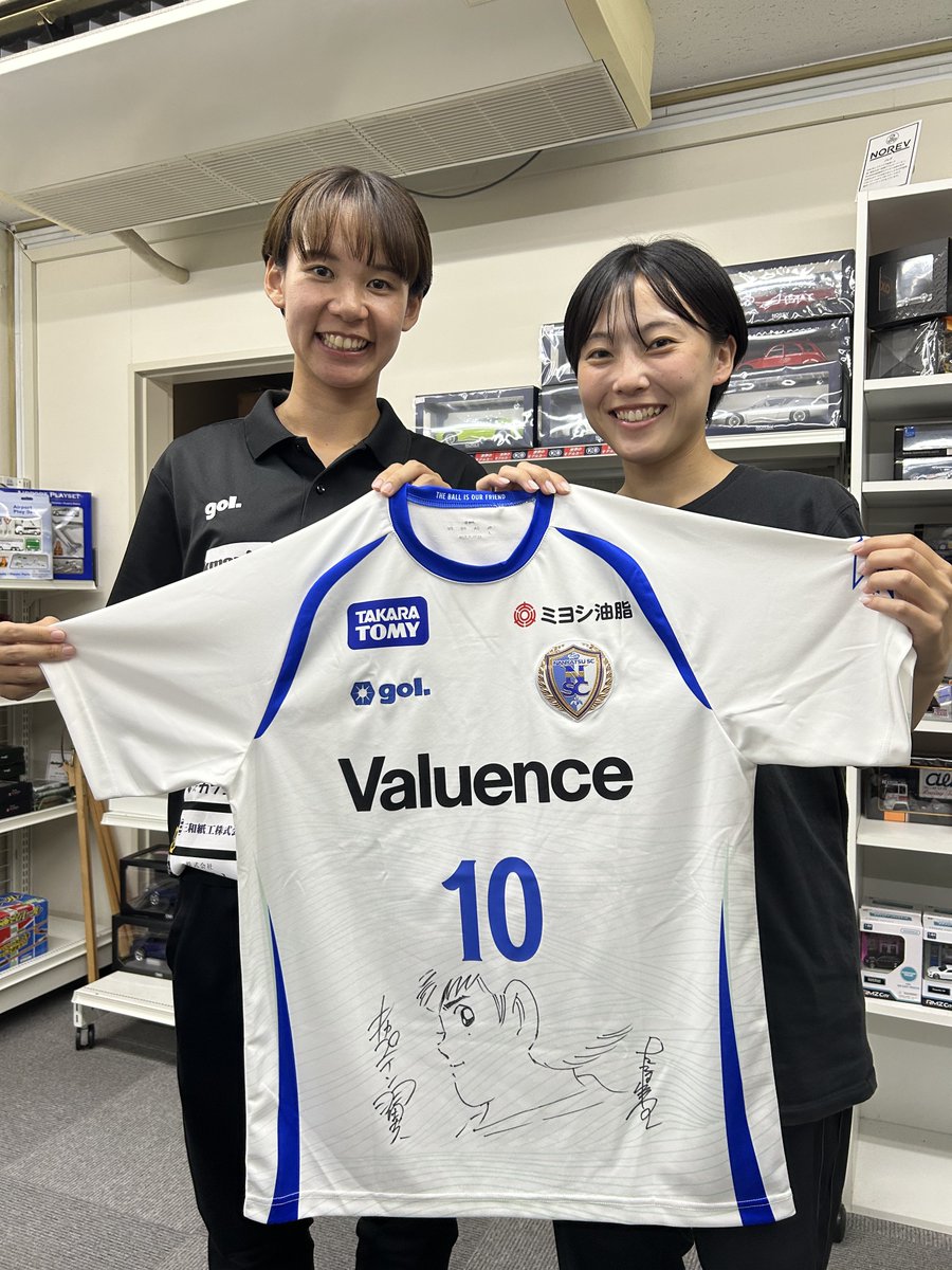 ウイングスの石倉選手が高橋陽一先生サイン入りユニフォームを届けてくれました✨
当社の宝物がまた一つ増えました❗️
#南葛SC #キャプテン翼
#南葛SCウイングス
#堀井綾乃 #石倉花純